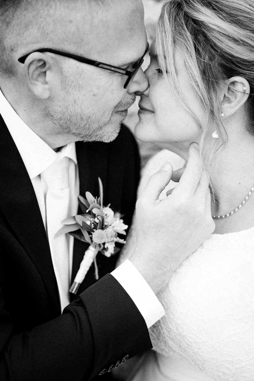 Hääkuvaus Tampere, mustavalkoinen hääpotretti.