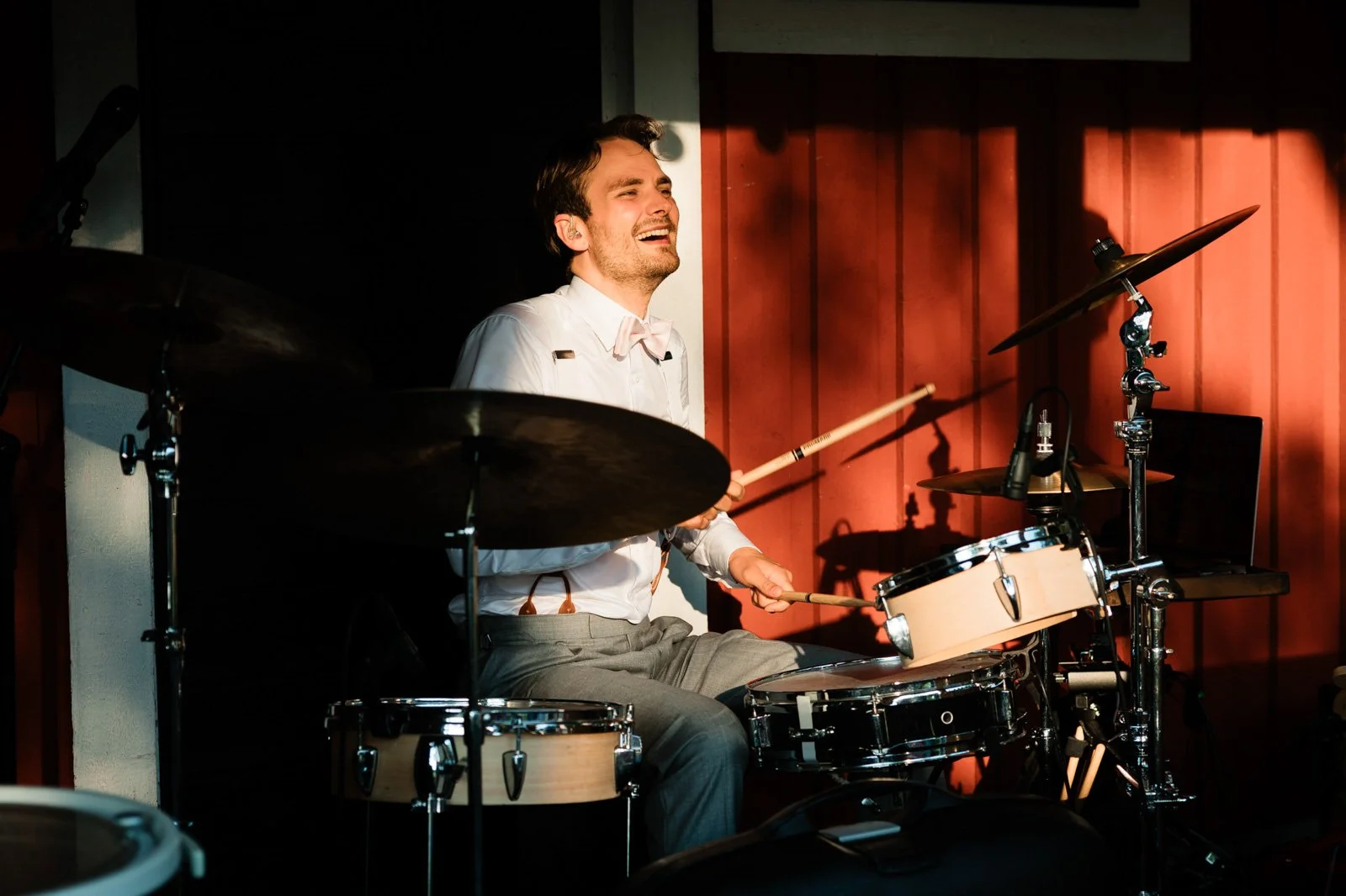 Dokumentaarinen hääkuvaus, sulhasen rumpuesitys.