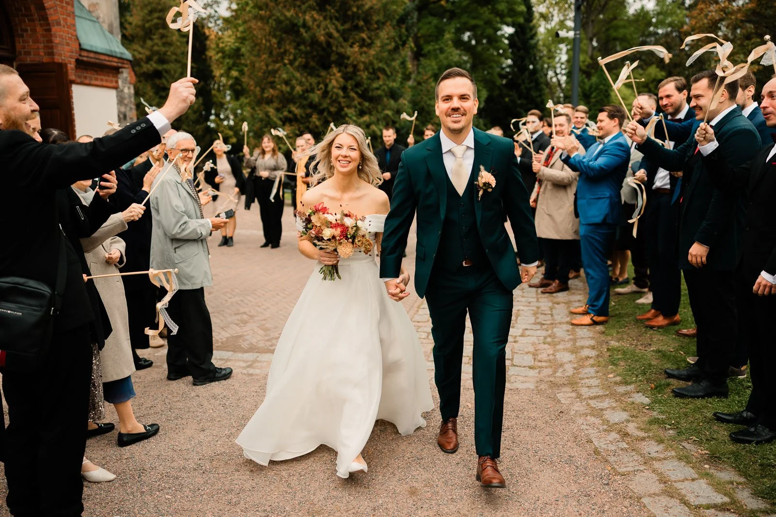 Dokumentaarinen hääkuvaus, hääparin poistuminen vihkikirkosta.