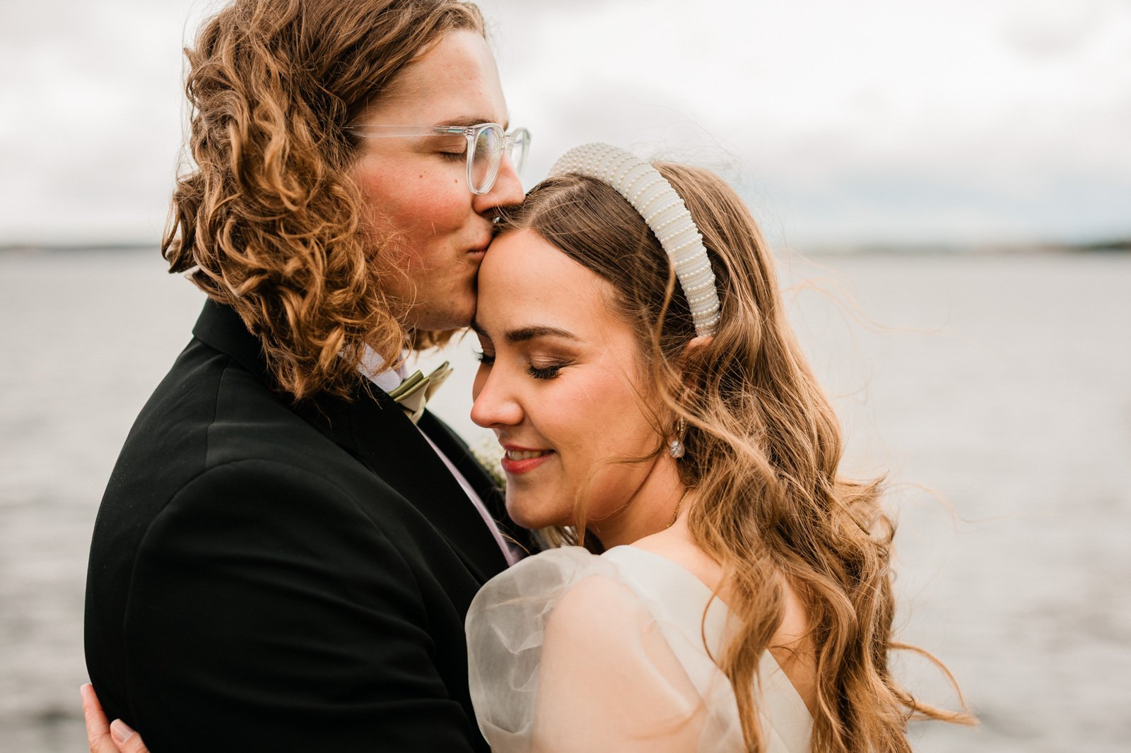 Hääkuvaus Tampere, sulhanen antaa pusun morsiamen otsalle.