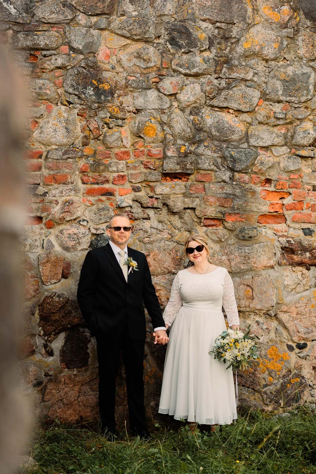 Hääkuva aurinkolasit päässä.