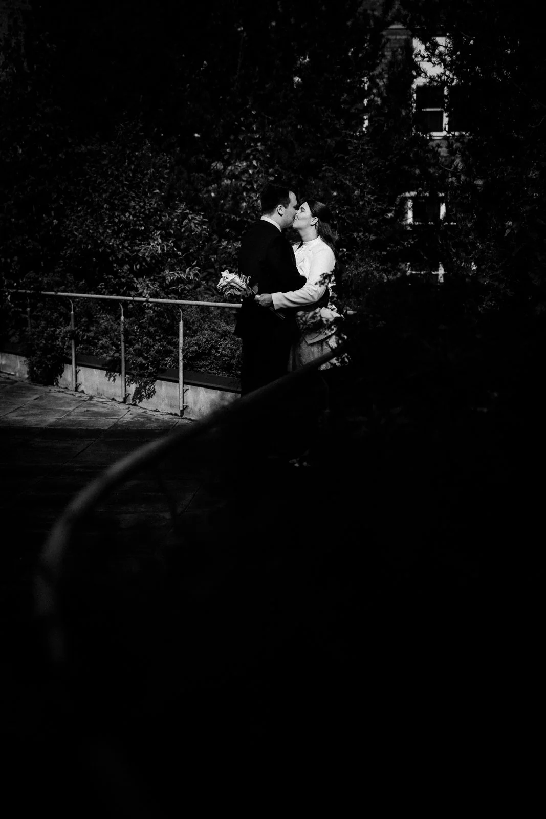 Häävalokuvaaja Tampere, mustavalkoinen kuva hääparista suutelemassa.