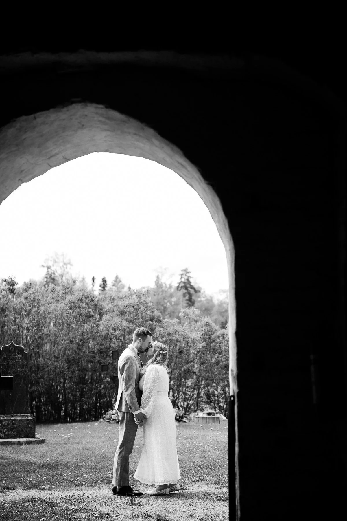 Dokumentaarinen hääkuva parista suutelemassa vihkimisen jälkeen.