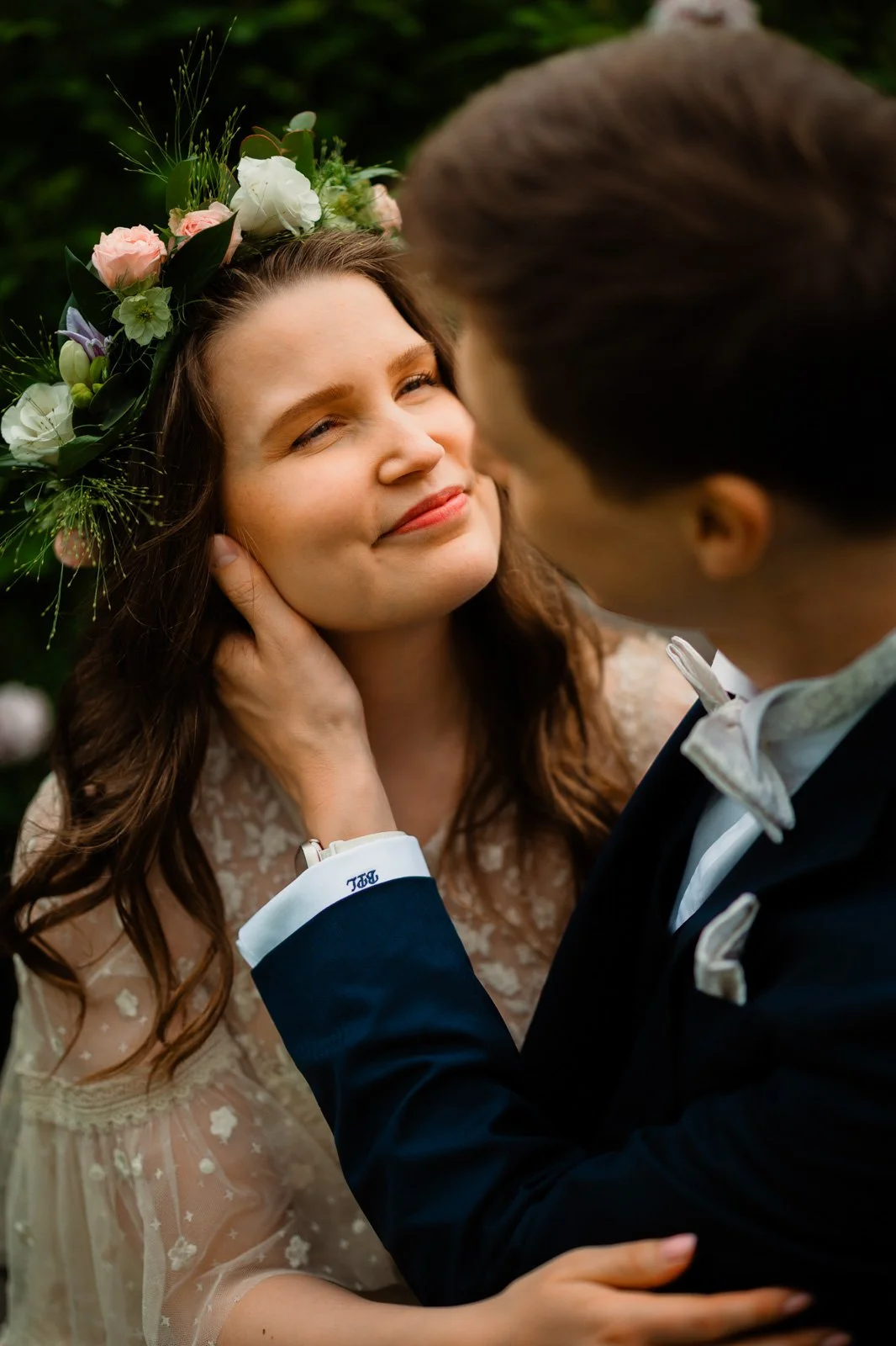 Häävalokuvaaja Tampere, morsian katsomassa sulhasta silmiin.