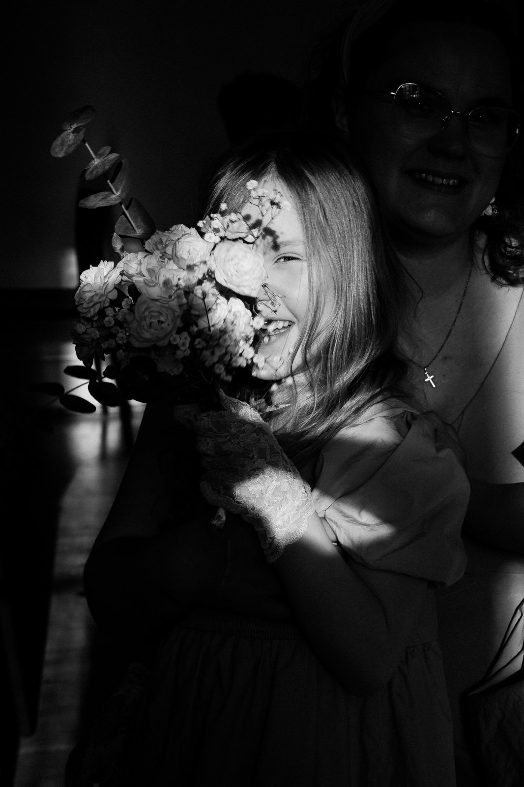 Dokumentaarinen hääkuvaus, mustavalkoinen kuva morsiusneidosta