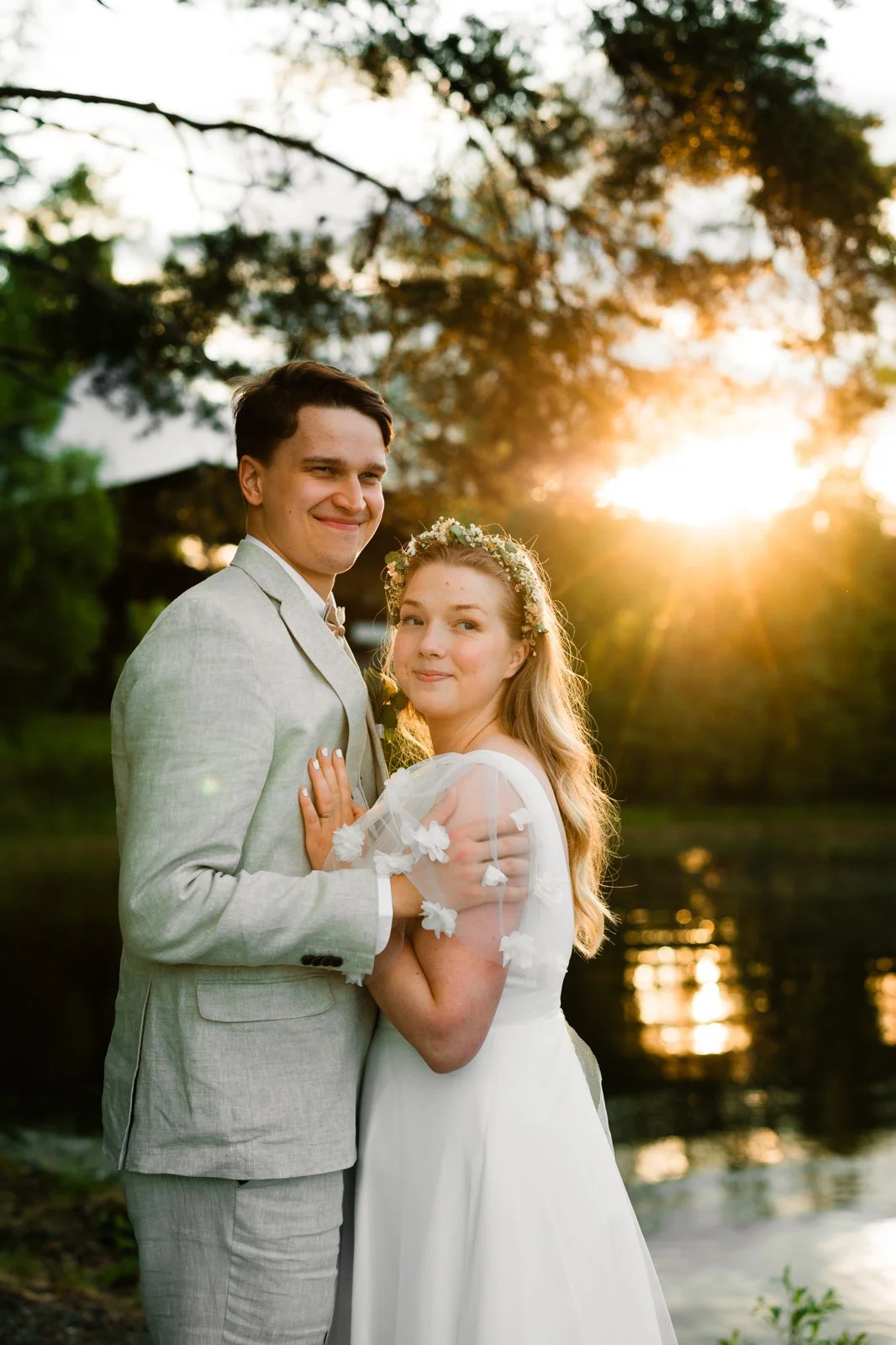 Hääkuva auringonlaskussa.