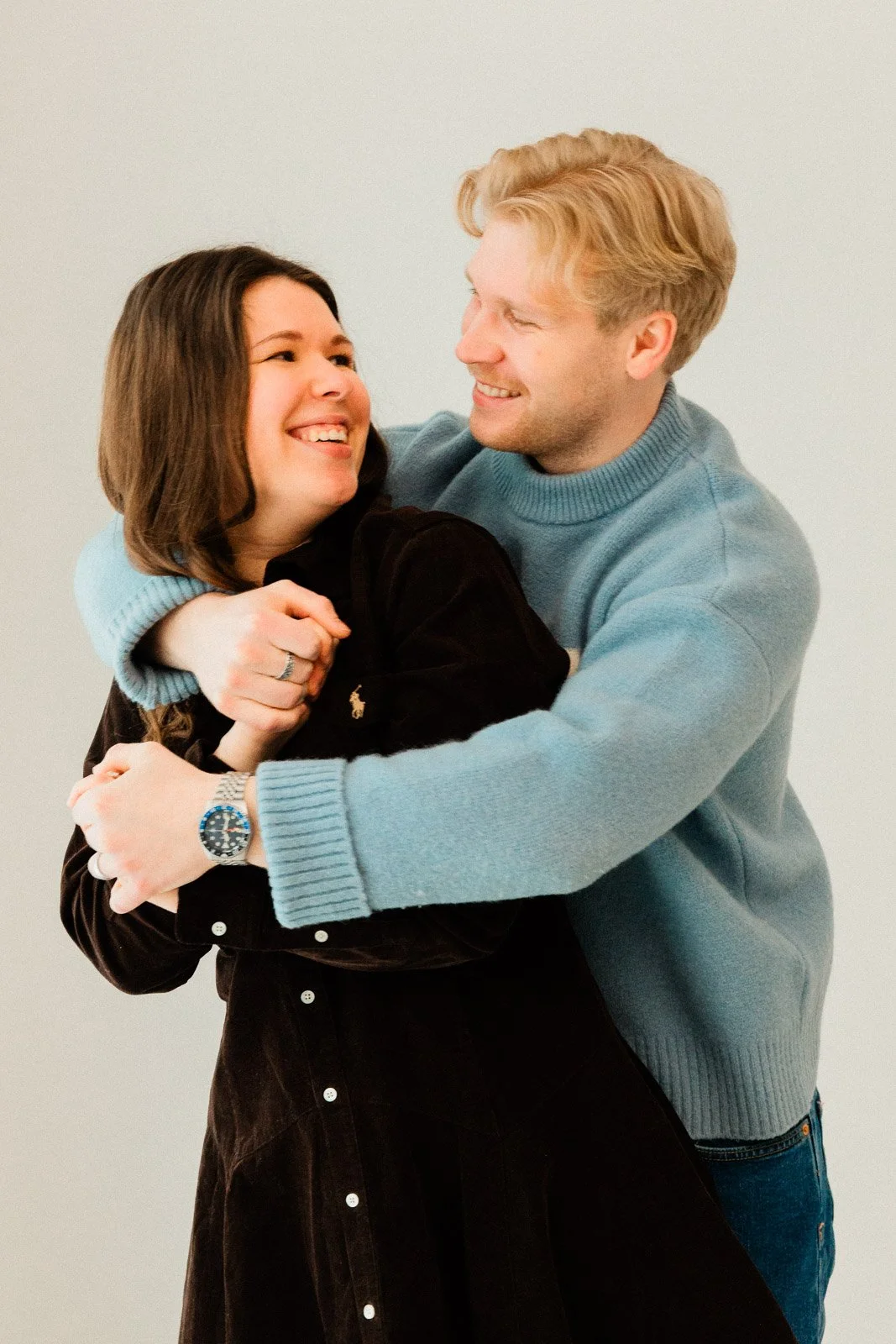 Parikuvaus studiolla Tampereella, pariskunta halailee ja katsoo toisiaan.