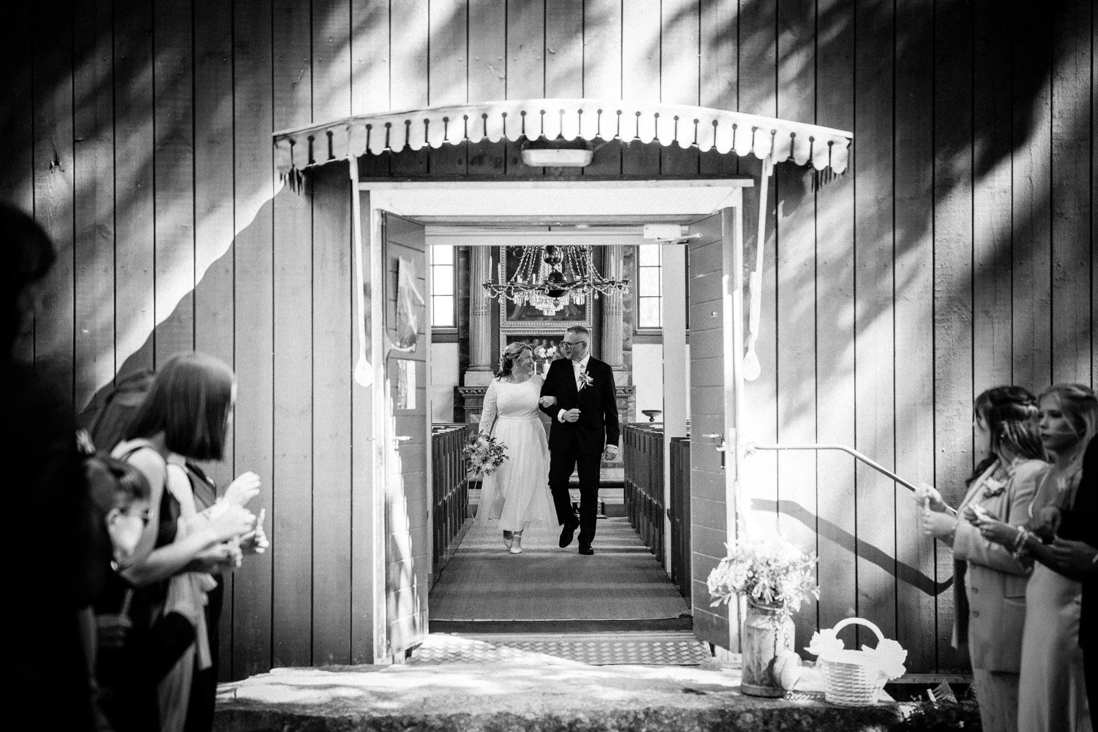 Dokumentaarinen hääkuvaus, hääpari poistumassa kirkosta vihkimisne jälkeen.