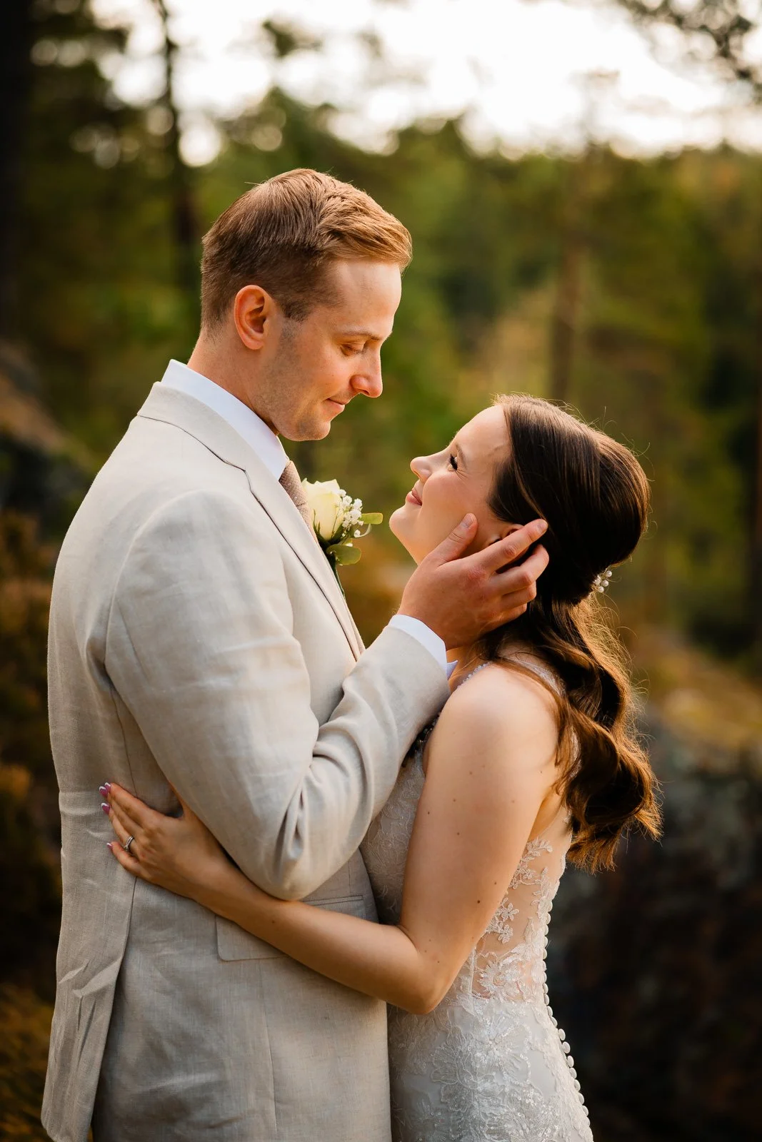 Häävalokuvaaja Orimattila, hääpari katsoo toisiaan silmiin.