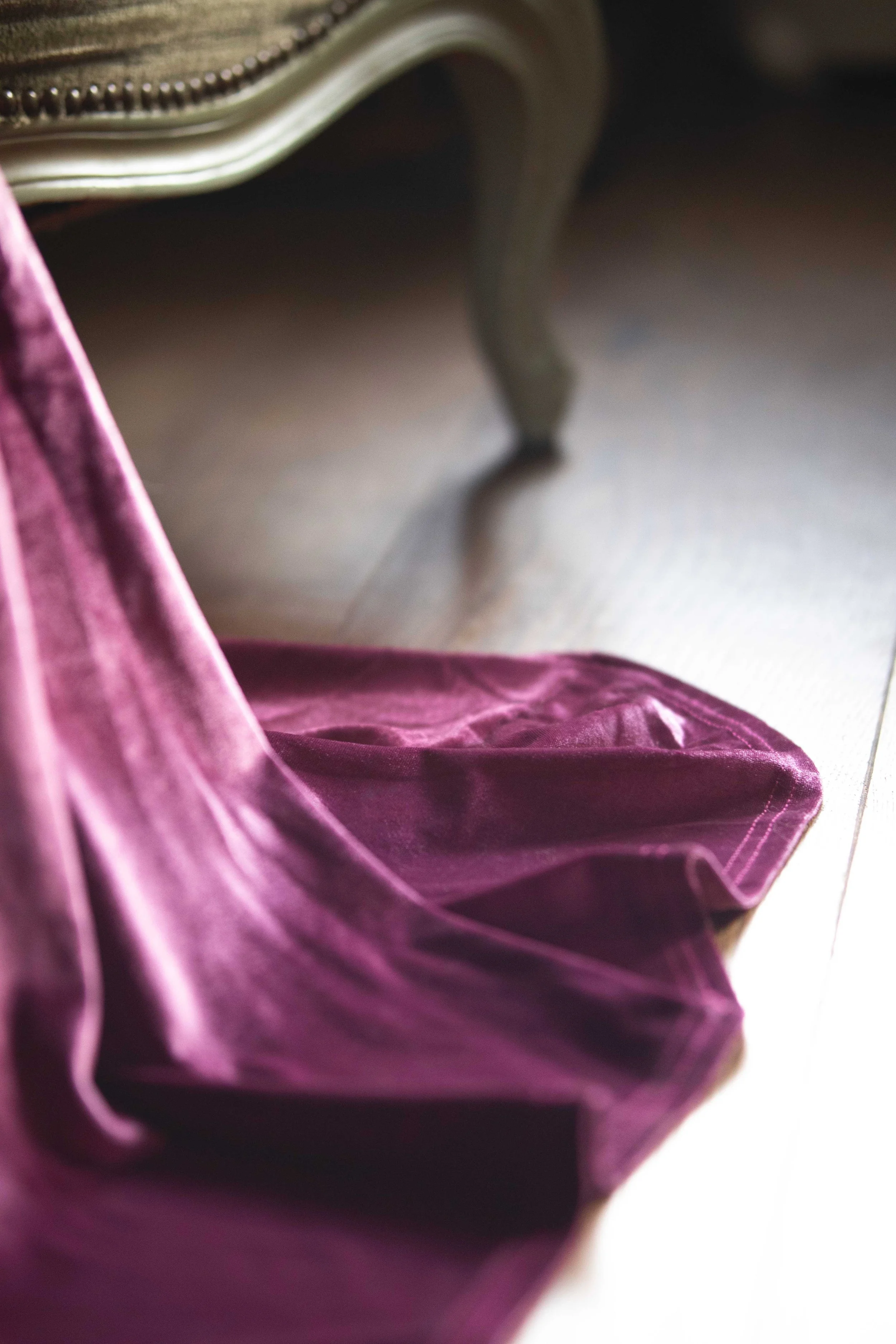 Velvet jurk, diep paars gekleurd gemaakt van een zachte stretch stof, maten XS - XXL