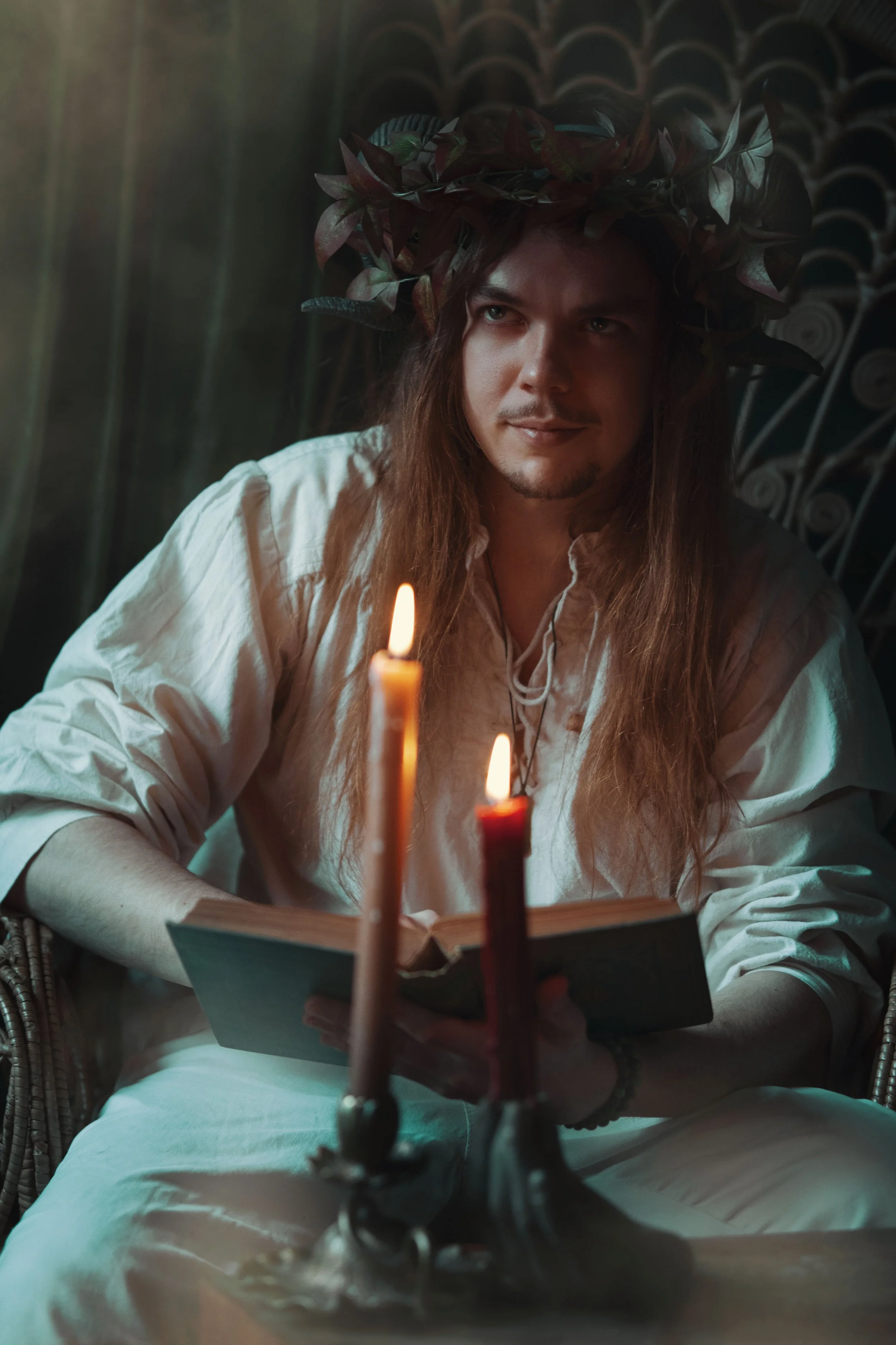 Dreamy fine art portrait of Thijs as a forest druid surrounded by leaves and candlelight. Painterly fantasy photography inspired by folklore and nature, with moody light and storytelling atmosphere. Romantic woodland imagery in a fine art studio sett