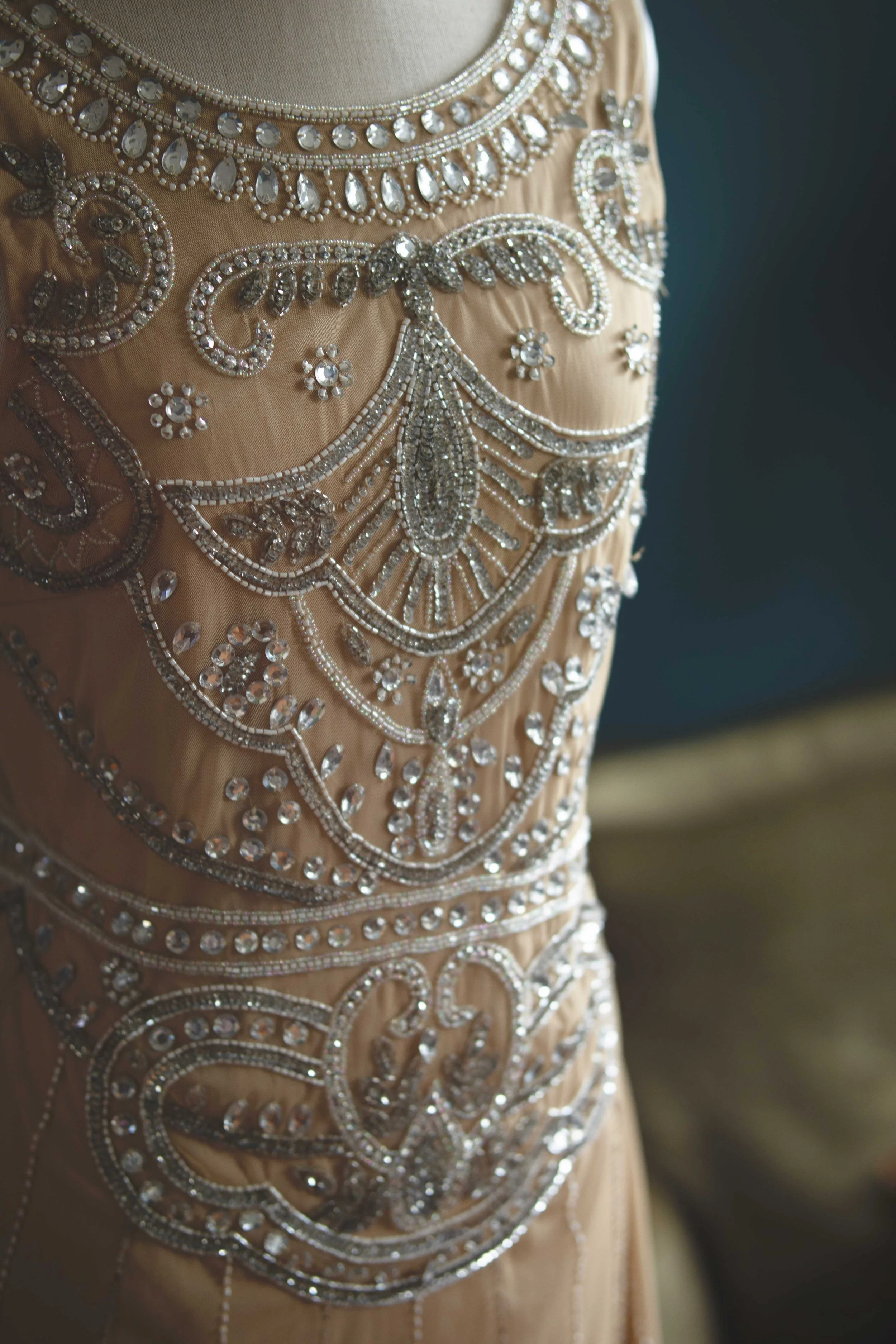 1920's geinspireerde jurk, champagne gekleurd met kristallen, maten XS - M