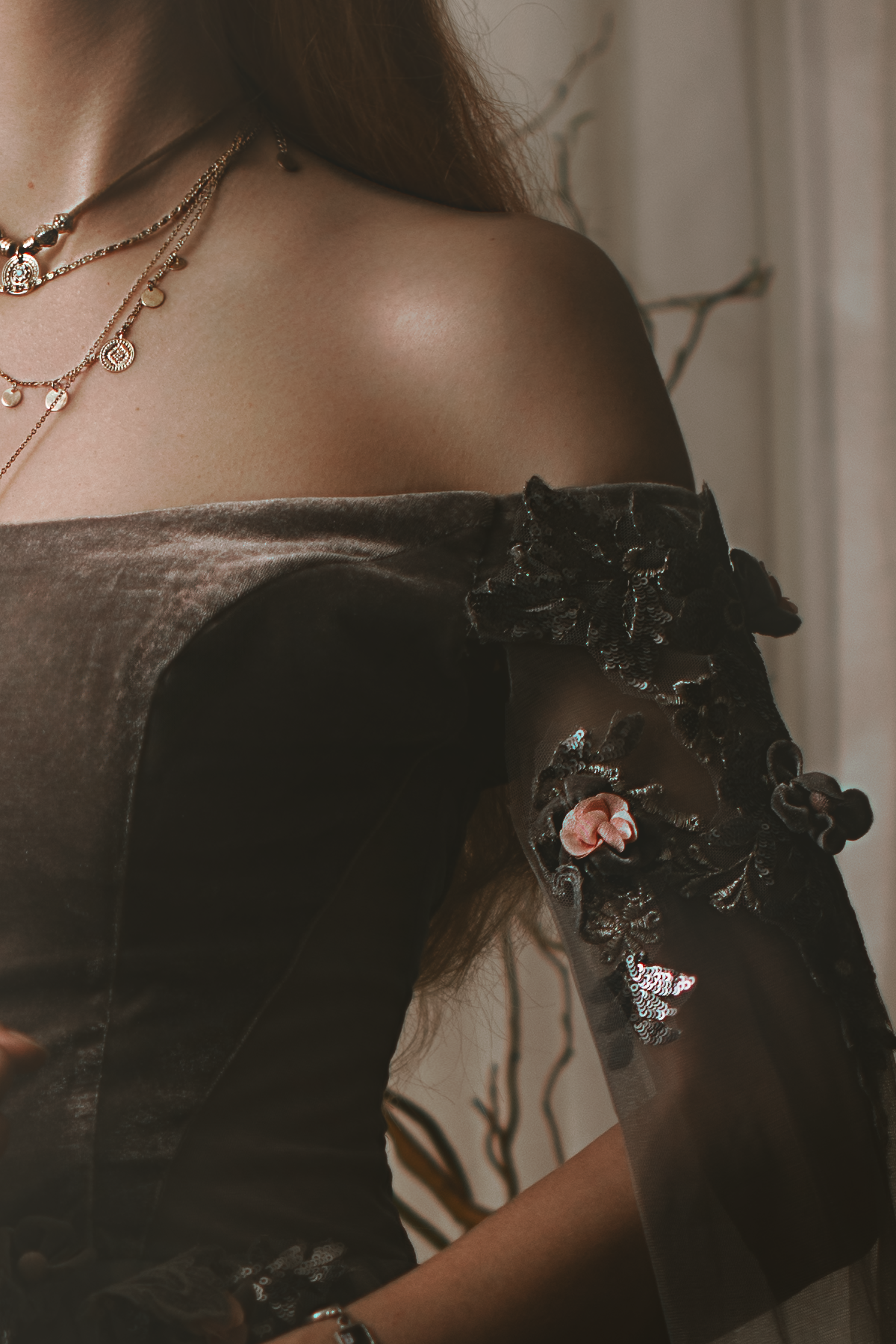 Dark fantasy cosplay portrait with candlelight, jewelry and romantic styling. Fine art photography inspired by gothic romance, historical fashion and storytelling. Moody, painterly imagery with rich textures and soft dramatic light.