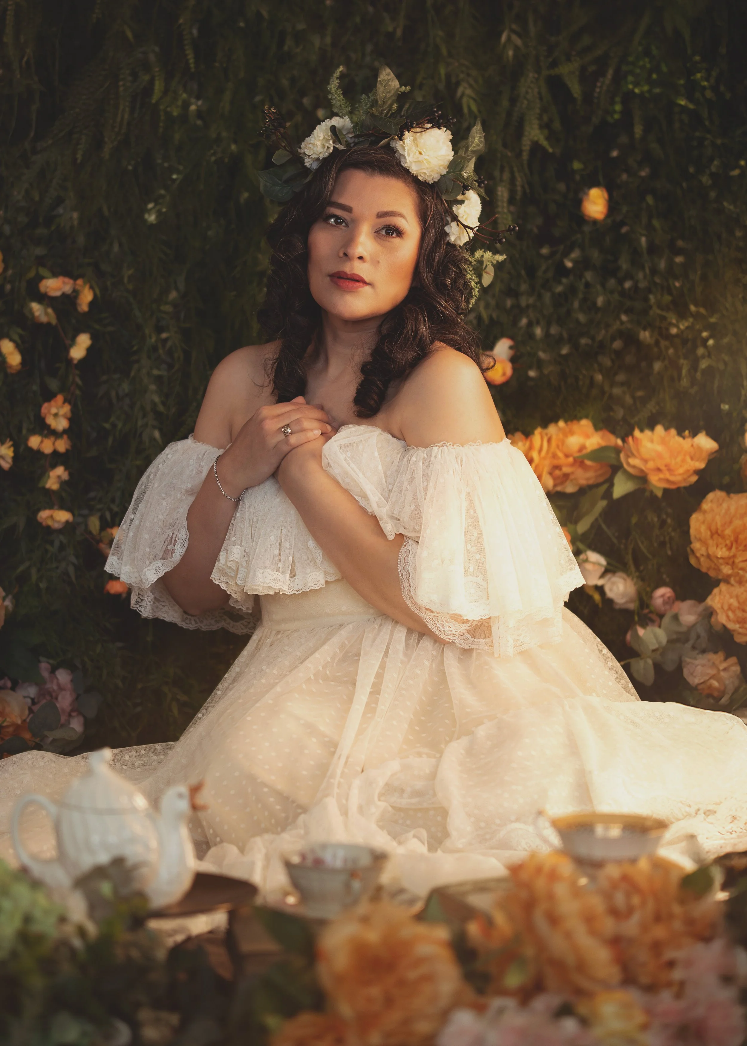 Dreamy mommy and me fine art portrait of a mother and child surrounded by flowers and soft golden light. Painterly photography inspired by fairytales and nature, capturing tenderness, connection and a warm storytelling atmosphere.