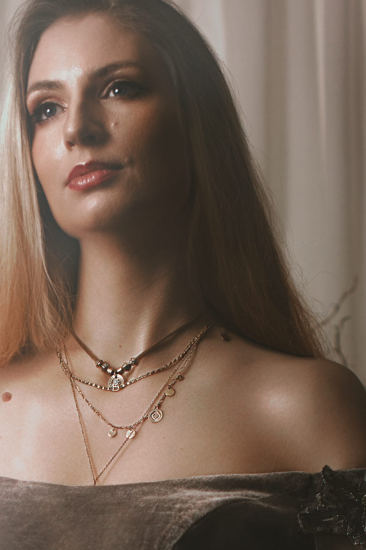 Dark fantasy cosplay portrait with candlelight, jewelry and romantic styling. Fine art photography inspired by gothic romance, historical fashion and storytelling. Moody, painterly imagery with rich textures and soft dramatic light.