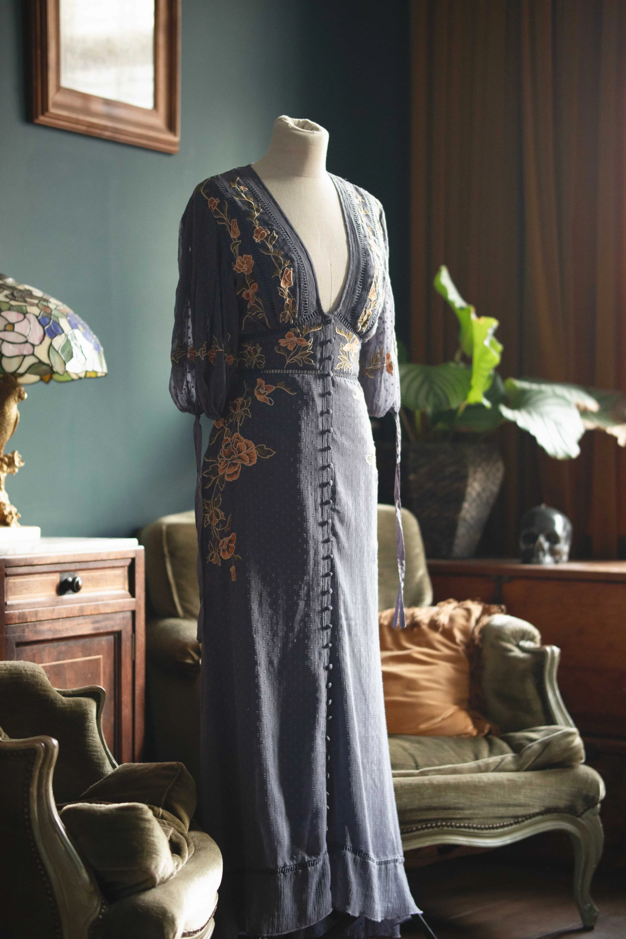 Met bloemen geborduurde jurk, blauw gekleurd met knopen, maten XS - M