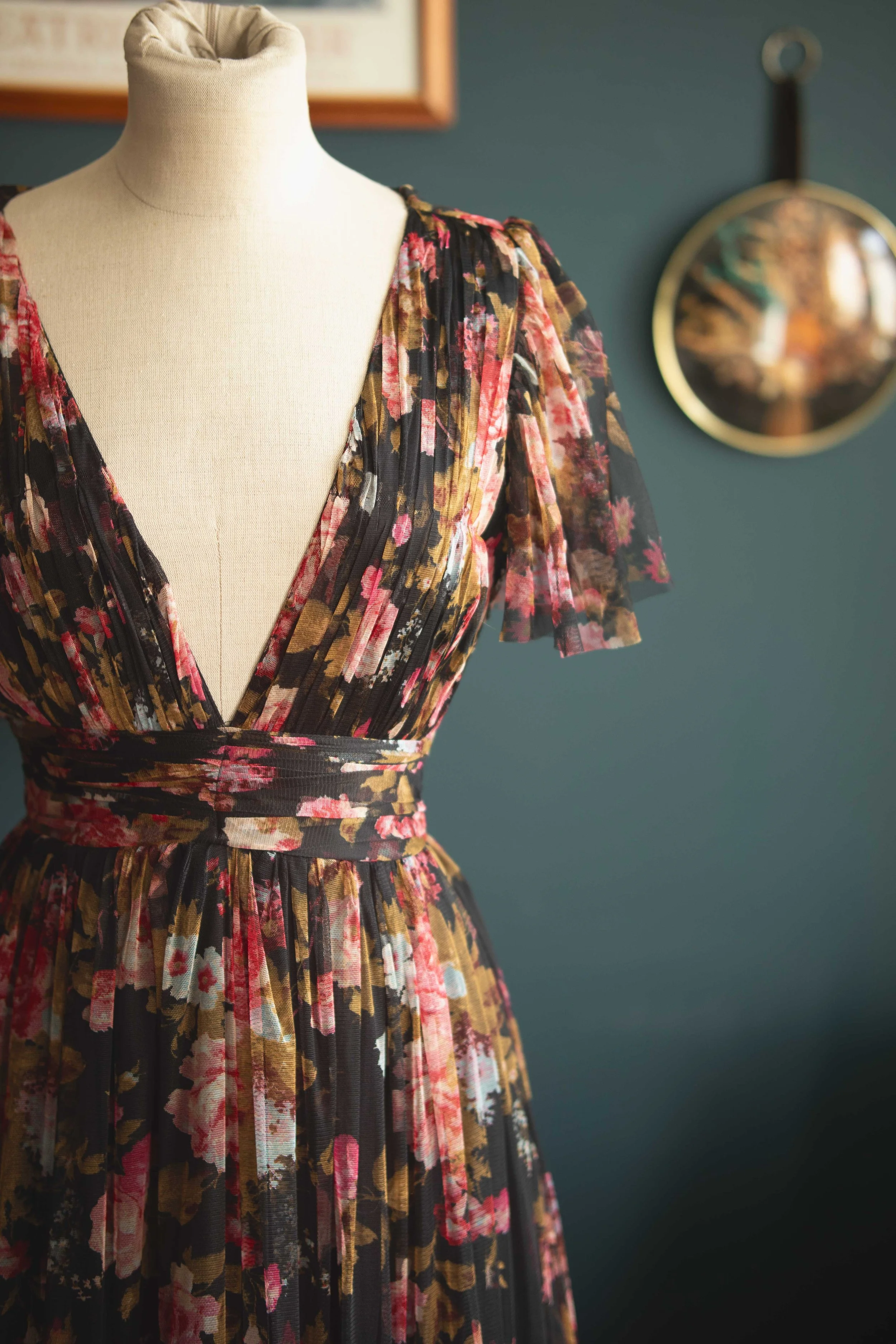 Tulle jurk, Zwart met rood en roze gekleurde bloemen, maten S - M