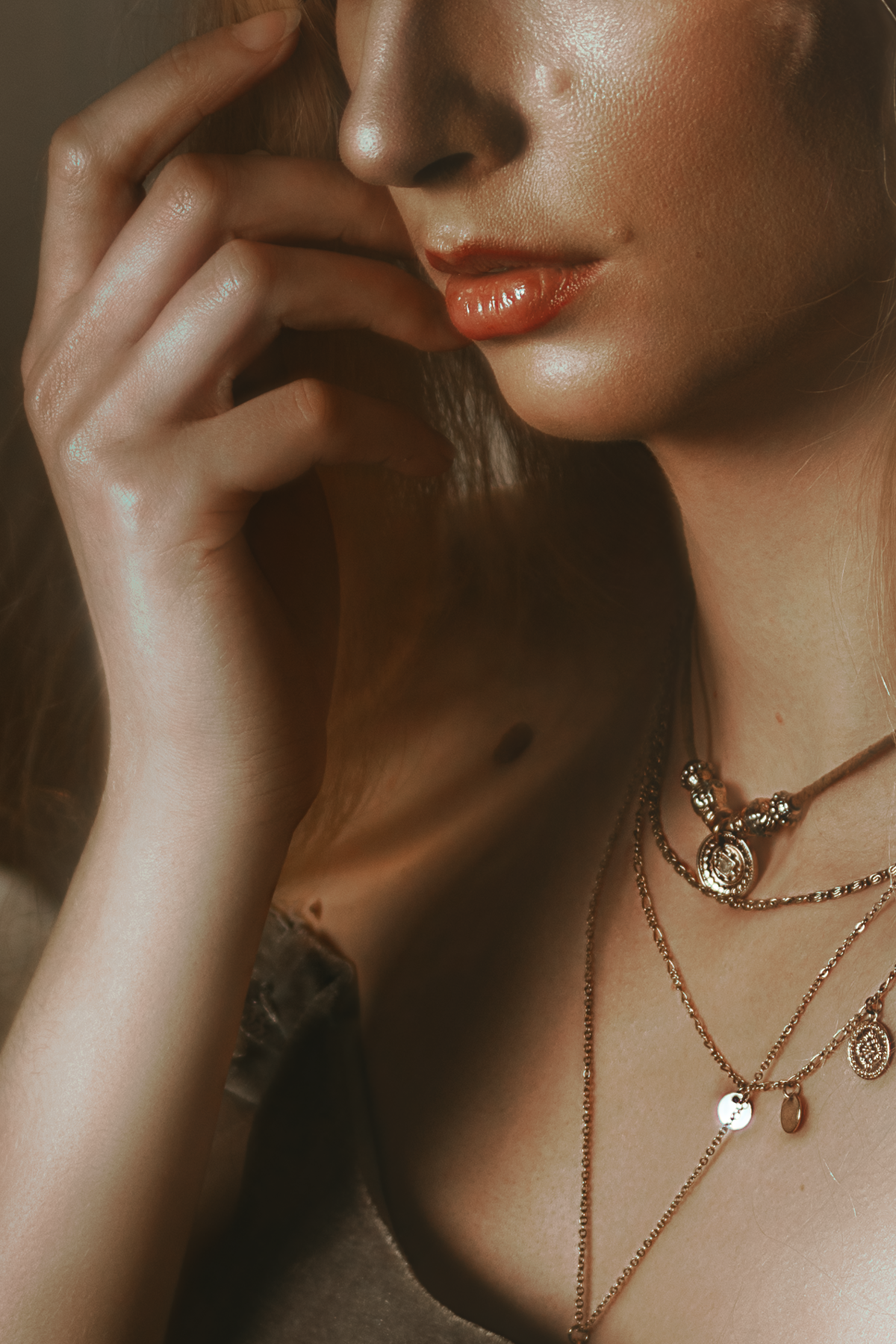 Dark fantasy cosplay portrait with candlelight, jewelry and romantic styling. Fine art photography inspired by gothic romance, historical fashion and storytelling. Moody, painterly imagery with rich textures and soft dramatic light.