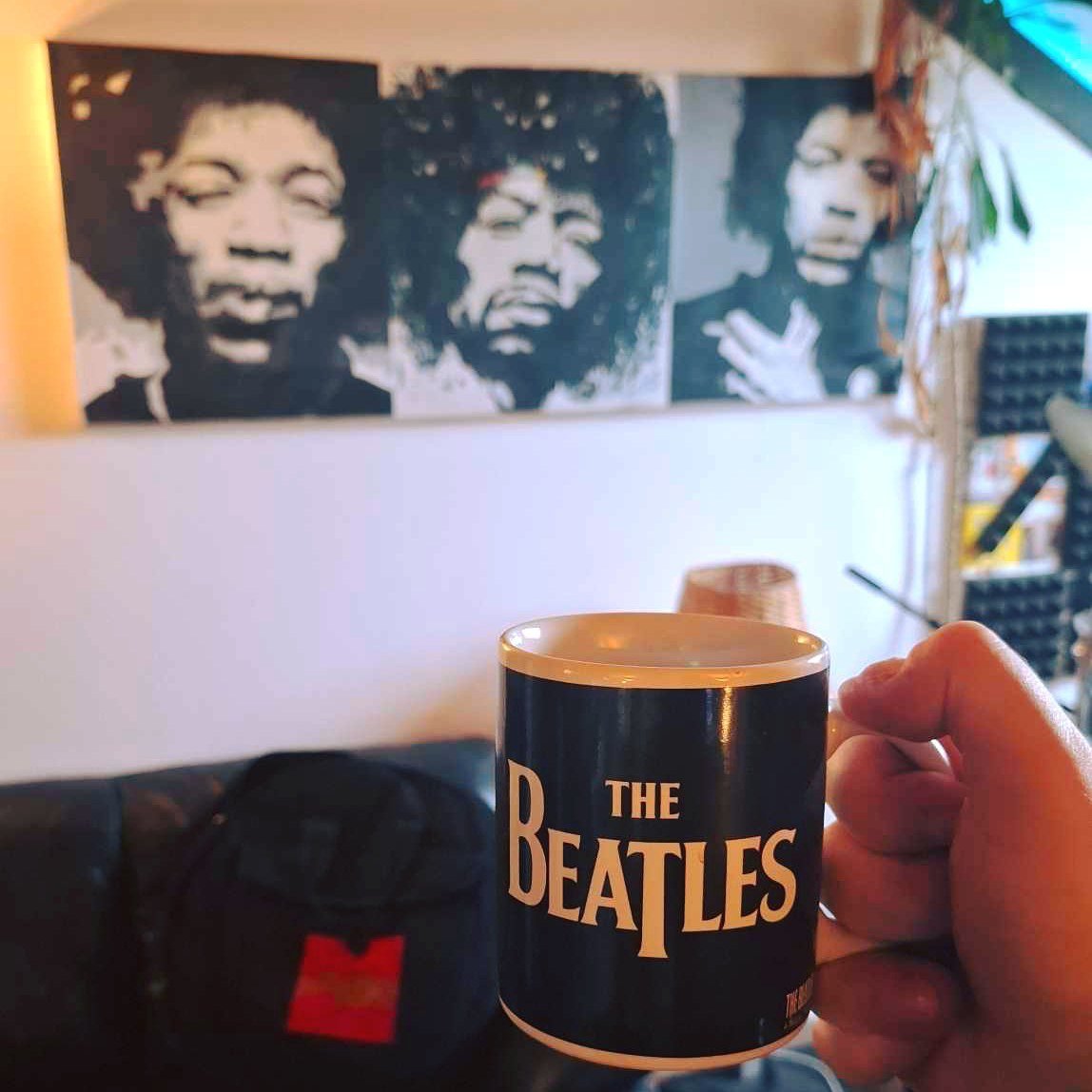 Legender i rommet &ndash; energien er til &aring; ta og f&oslash;le p&aring;! 
Ikke alle som kan skryte av &aring; ha b&aring;de The Beatles og Jimi Hendrix i studio!. Litt inspirasjon skader aldri n&aring;r man jobber! 🔥🎛️

Musikken lever videre &