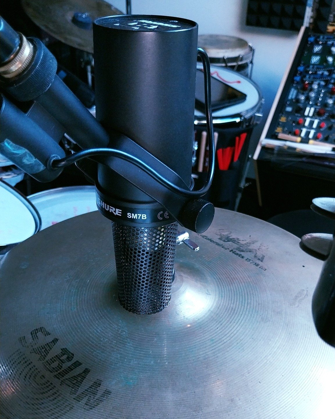 Selv om mange bruker Shure SM7b som sin favorittmikrofon for vokal, foretrekker vi &aring; bruke den til noe litt annerledes! 🎤 Her er v&aring;rt favorittbruk for denne allsidige mikrofonen🥁 Hva synes du? 

#ShureSM7b #HiHatMic #KreativLyd #Musikku