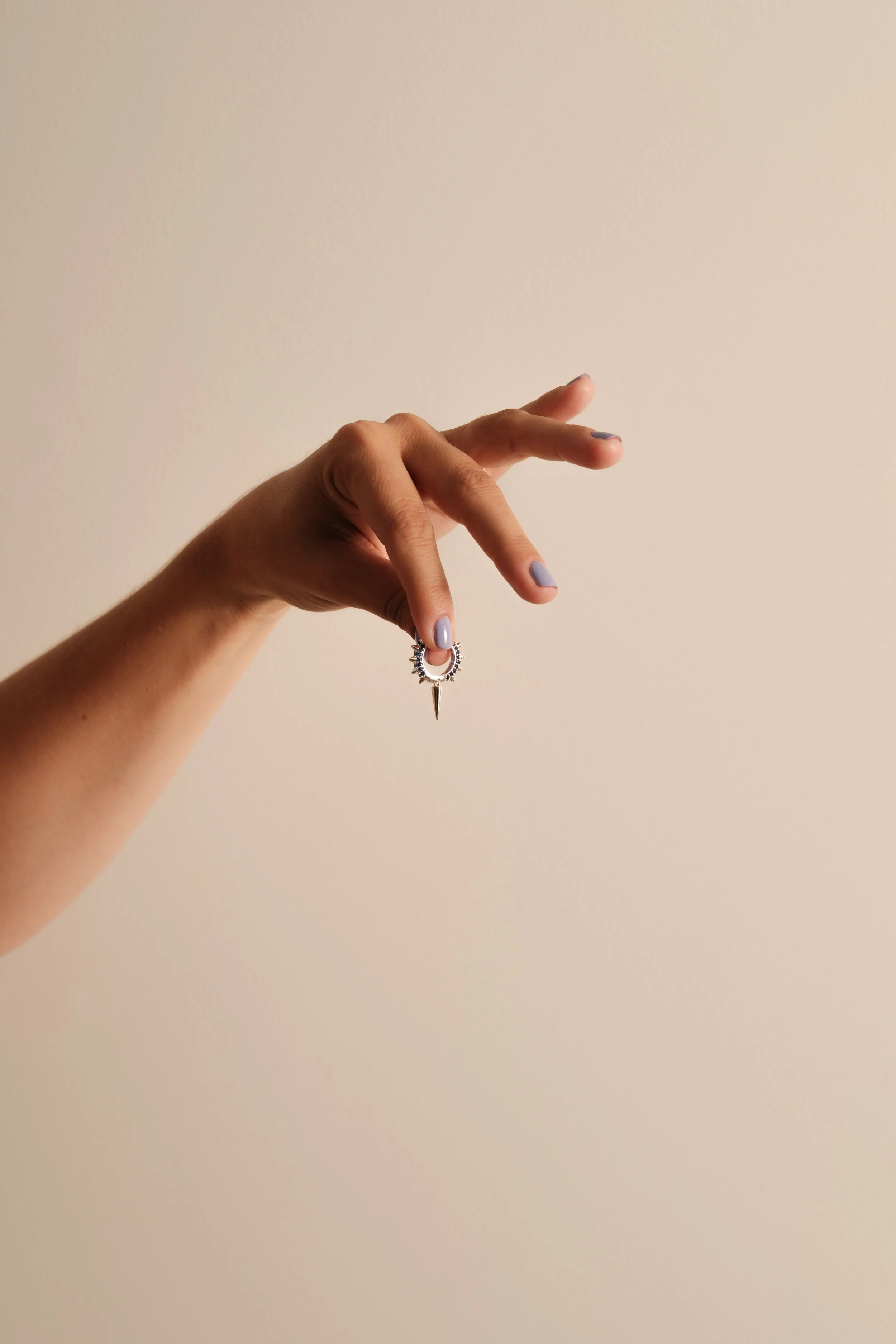 Hand som håller smycke_02.jpg