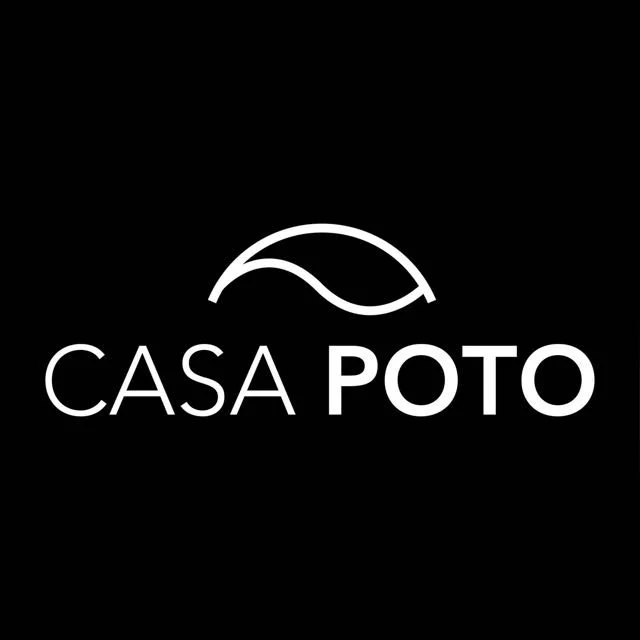 Logotipo de casa Poto con una línea curva en forma de pez y texto en blanco sobre fondo negro.