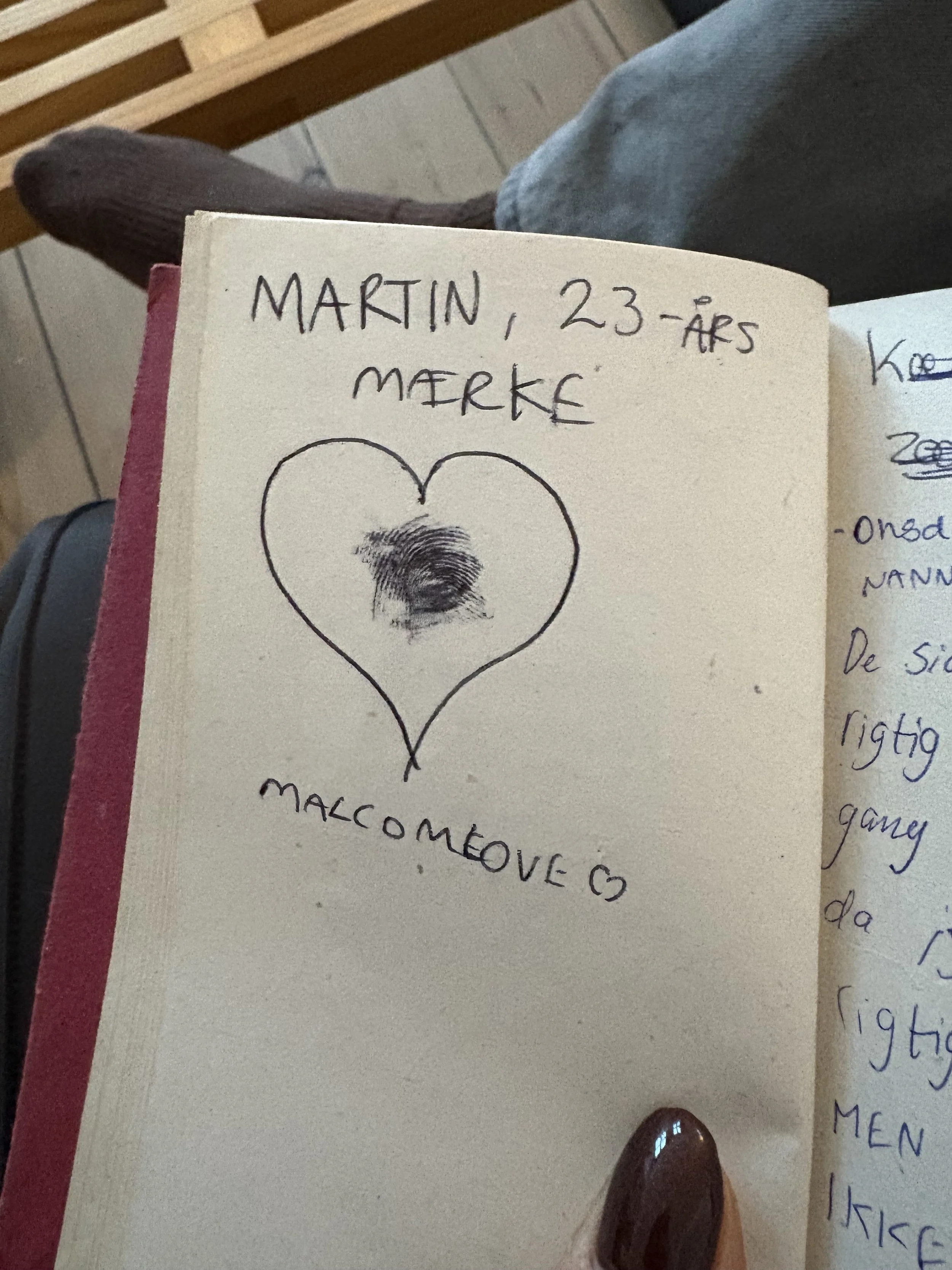 Handwritten note with a heart drawing, mentioning Martin, 23 years old, with a fingerprint inside the heart, and the name Mackomove G.