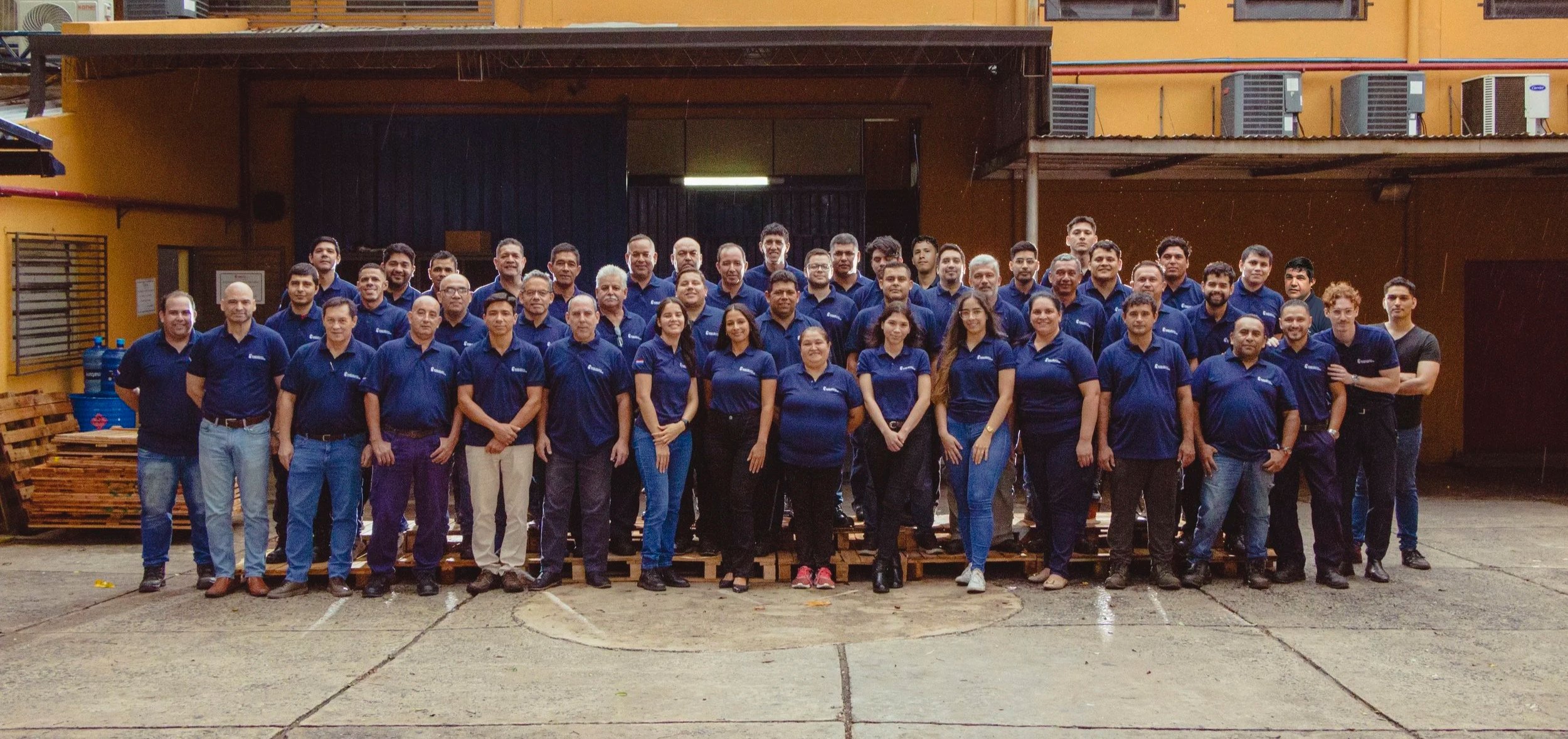 Foto grupal del equipo humano de la empresa Formugrafica S.A. / Primo Digital