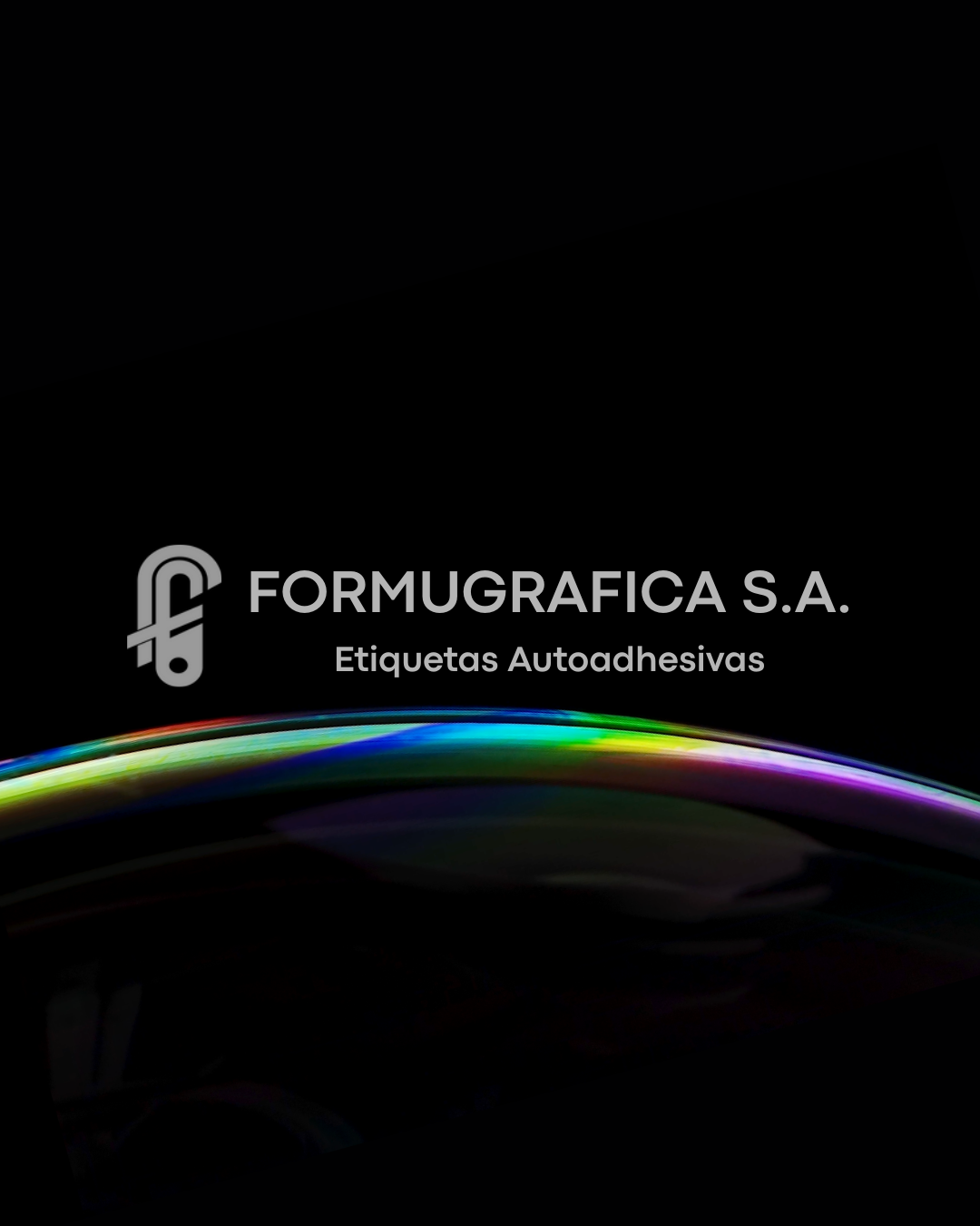 Fondo negro con un arco iris y la marca de la empresa Formugráfica S. A.