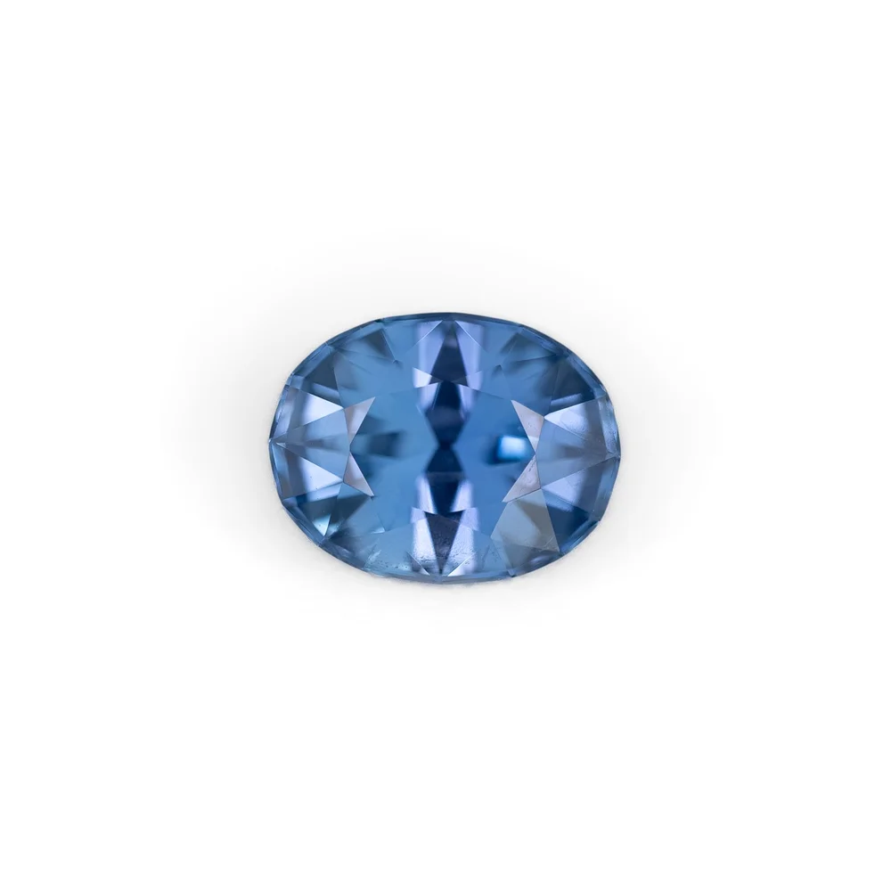 Saphir bleu de Madagascar : 0,85 ct, pierre précieuse de 5 x