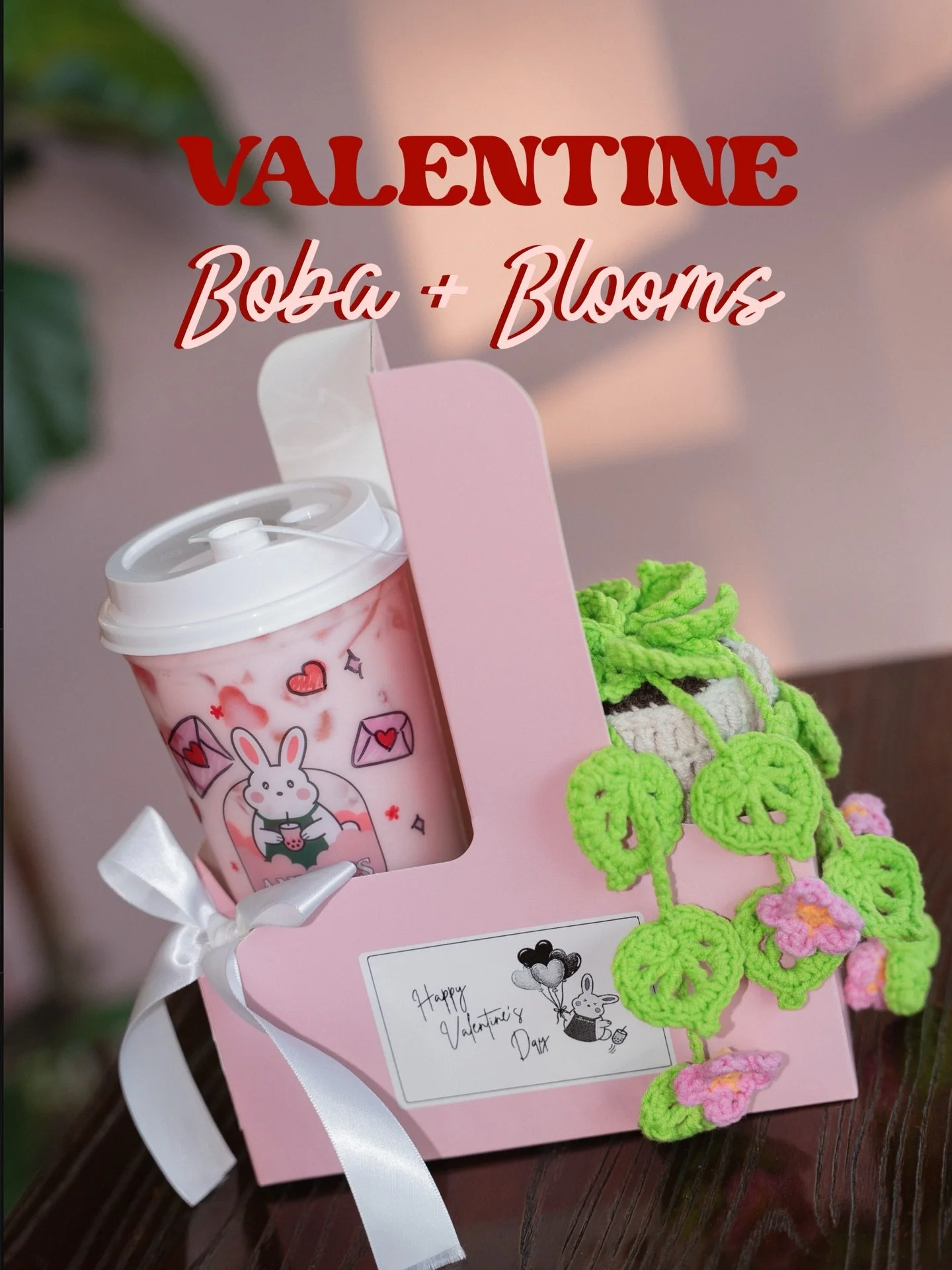 The perfect gift for your boba obsessed loved one with flowers that live forever 💘🌸✨ LIMITED STOCK CALL TO PRE-ORDER FOR PICK-UP FEB 13TH-14TH!
&bull;&bull;&bull;
$21 - Carrier includes any bubble tea in a hand drawn valentine cup w/ a custom messa