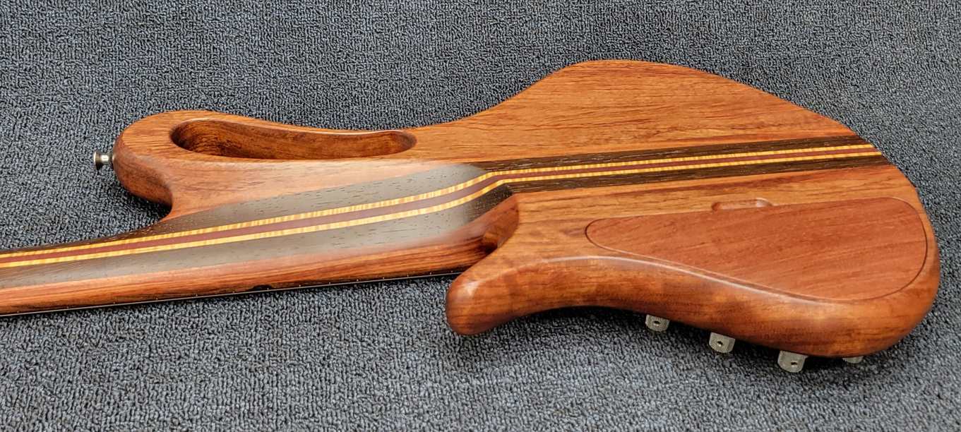 Sculpted heel for easy upper fret access