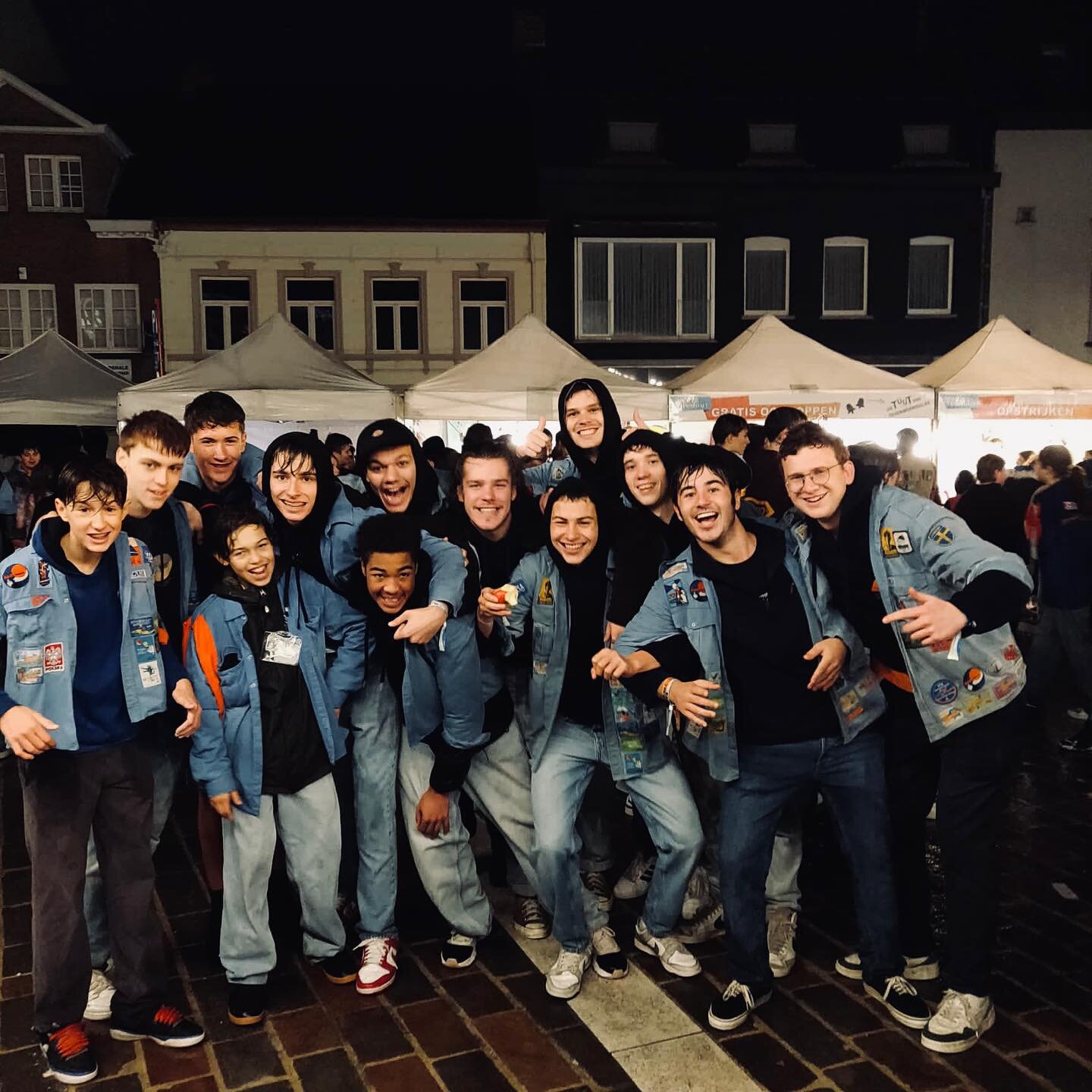 Vandaag was het, zoals jullie waarschijnlijk al hebben gemerkt, dag van de jeugdbeweging! Heel wat leden en leiding lieten zich niet doen door de regen en bouwden vanochtend een feestje op de markt samen met alle andere jeugdbewegingen van Torhout en