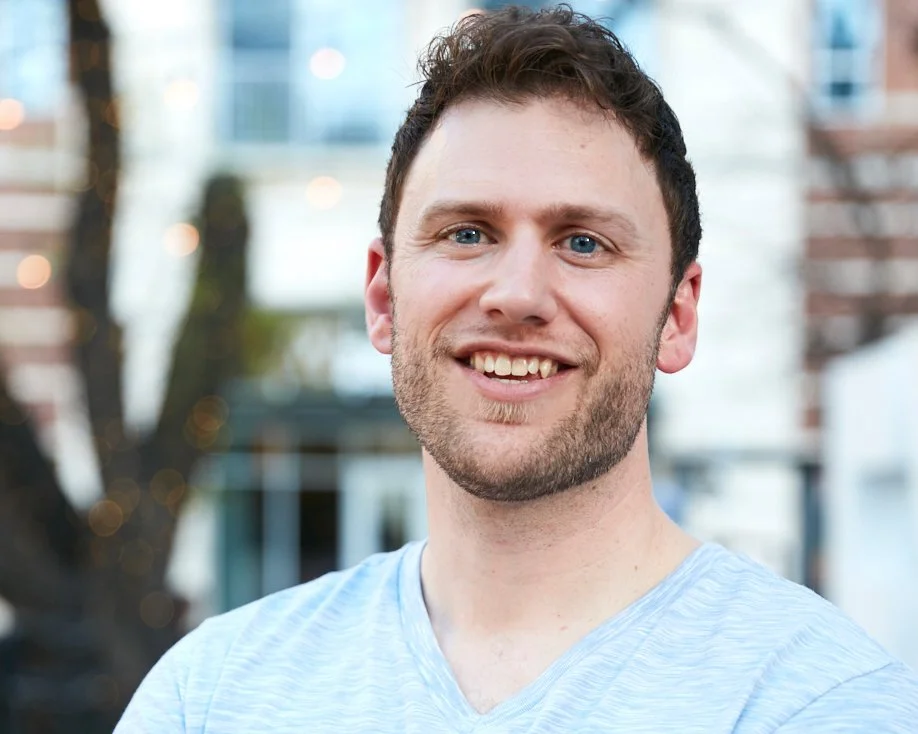 Headshot of successful podcaster Scott Anthony Barlow.