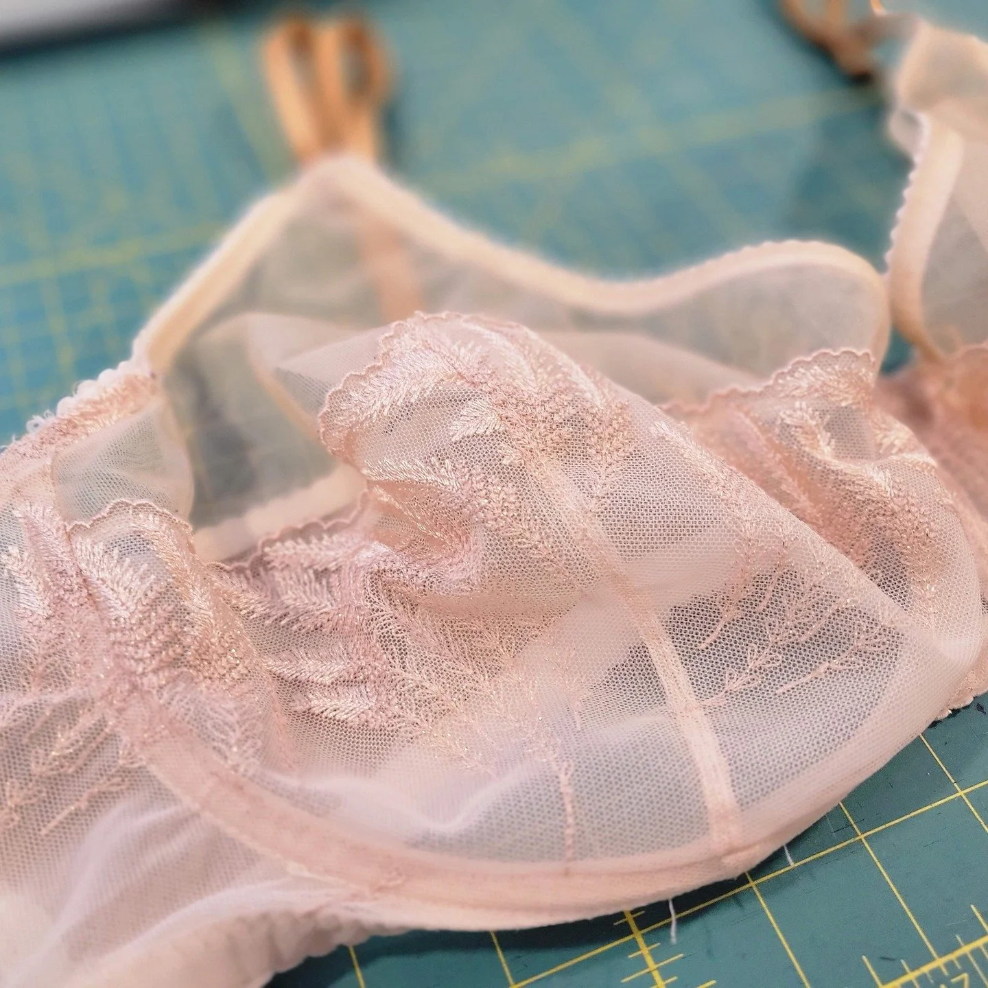 A perfect fit! ✨ Each unique custom bra is handcrafted from personal measurements, like this delicate cream lace piece. Say goodbye to uncomfortable bras and hello to support and beauty that&rsquo;s made just for you. 

Book your fitting today! ✂️💖 