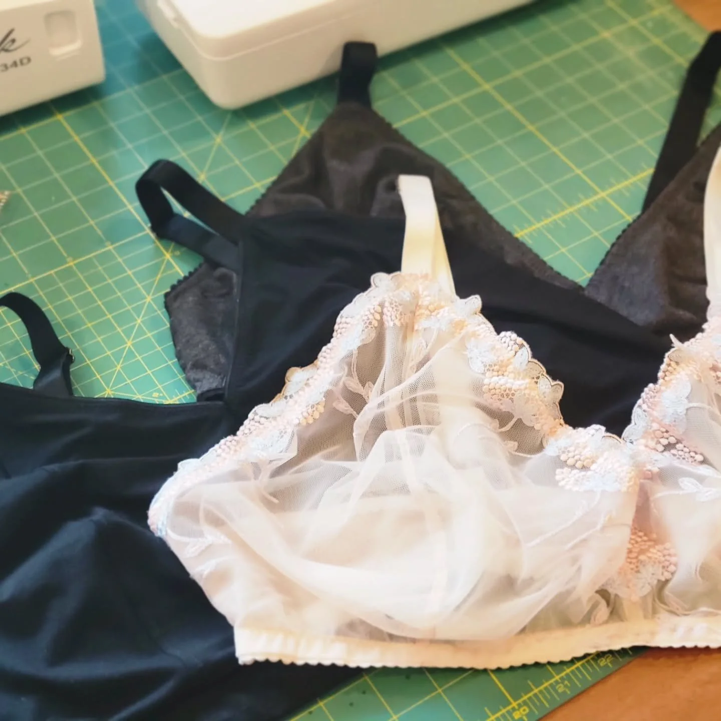 Wireless three ways! Same base pattern tested and fitted to the client, endless variations to take home. 💖 How would you want it? Book with the link in the bio to start the conversation!

1️⃣ First bra is lovely pink/cream lace stabilized with sturd