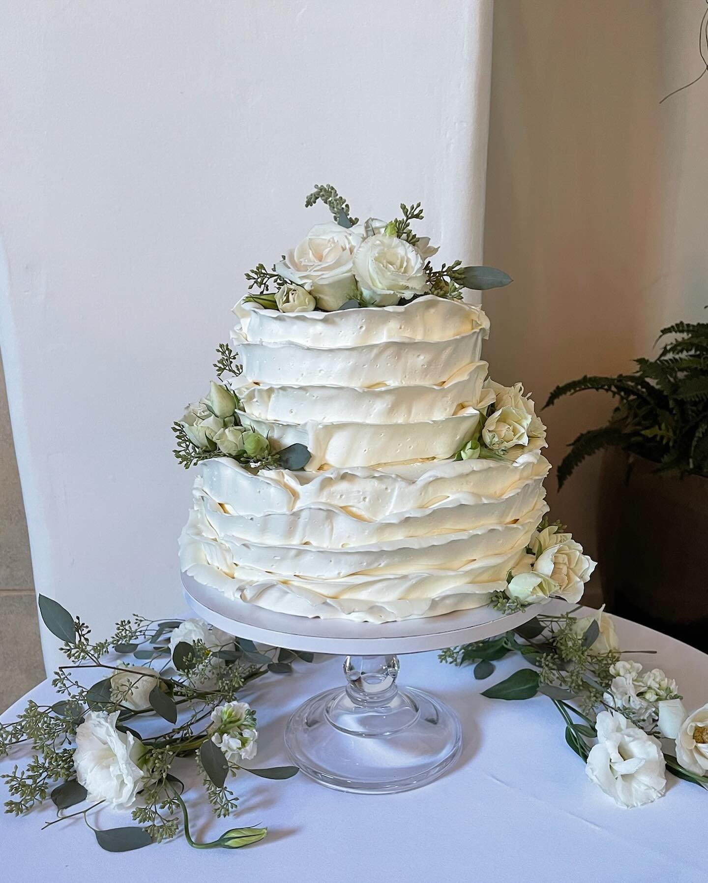 🤍 Congratulations to Katie and Ryan 🤍
♡ Carrot Cake w/ White Chocolate Cream Cheese Buttercream and Buttermilk Country Cake w/ Vanilla Bean Buttercream ♡
And cupcakes for the guests!
♥︎ Funfetti w/ Vanilla Bean Buttercream
♥︎ Dev