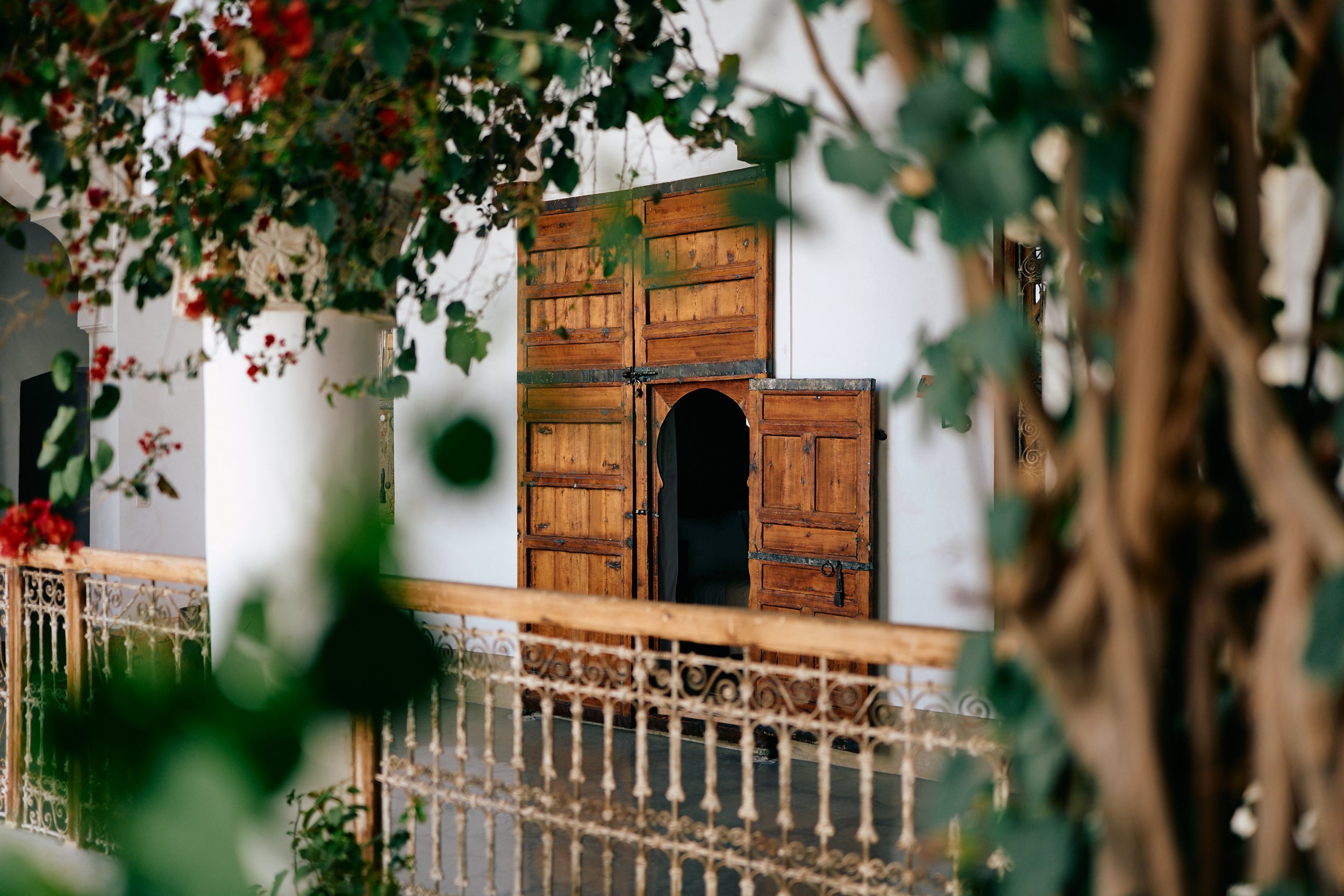 Ingang van de slaapkamer in Riad Matham, Marrakech, Marokko door botanisch fotograaf Boudewijn Boer.