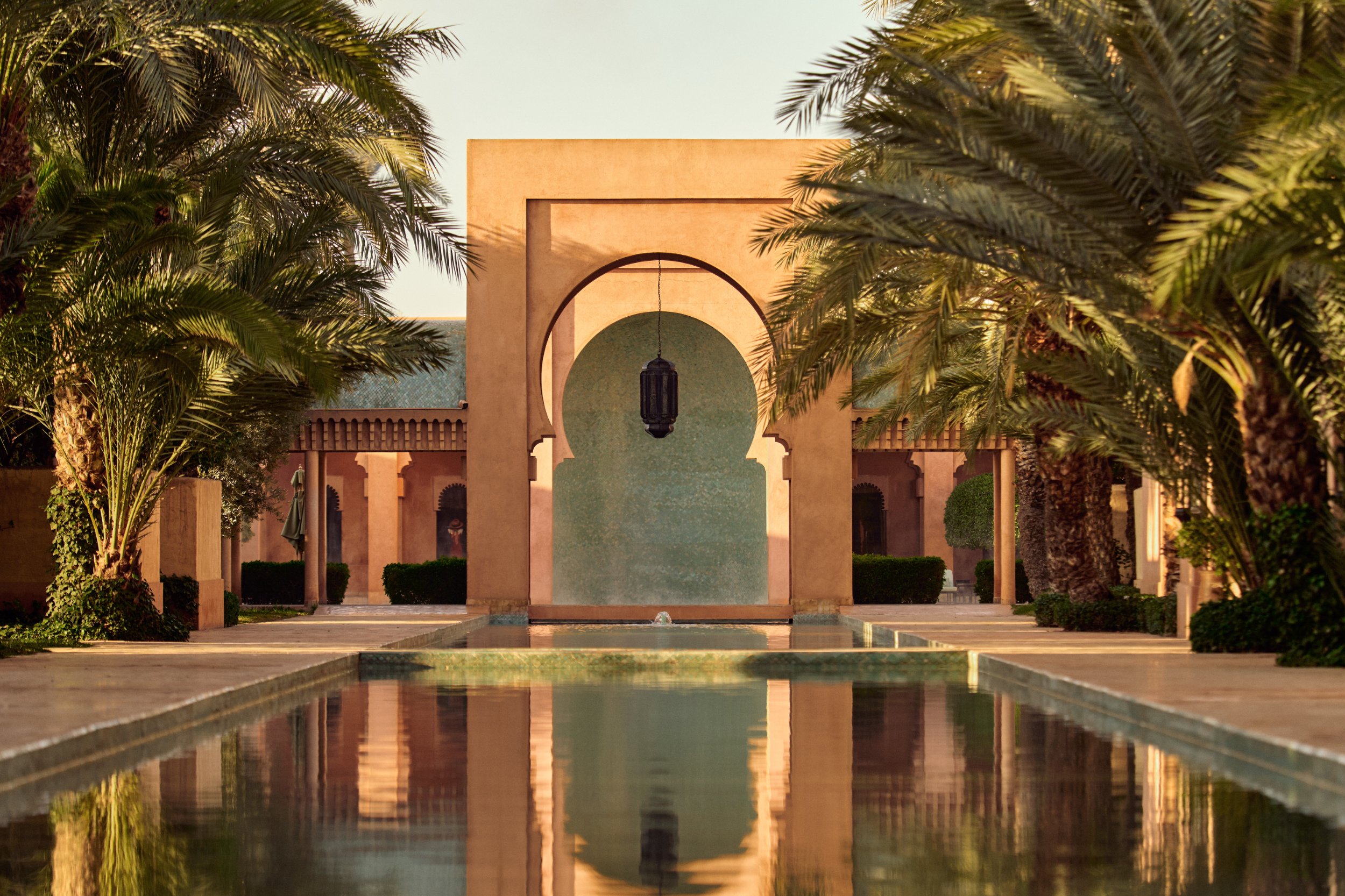 Reflecterende waterpartij met Marokkaanse architectuur in Amanjena Resort, Marrakech, Marokko door botanisch fotograaf Boudewijn Boer.