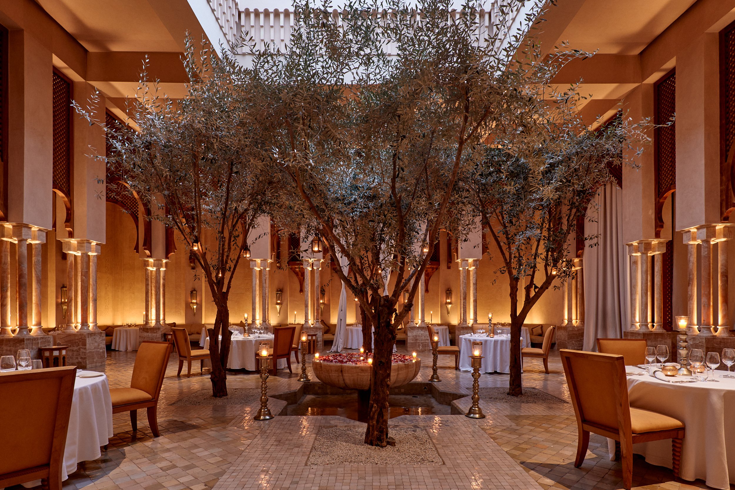 Romantisch restaurant met olijfbomen binnen.