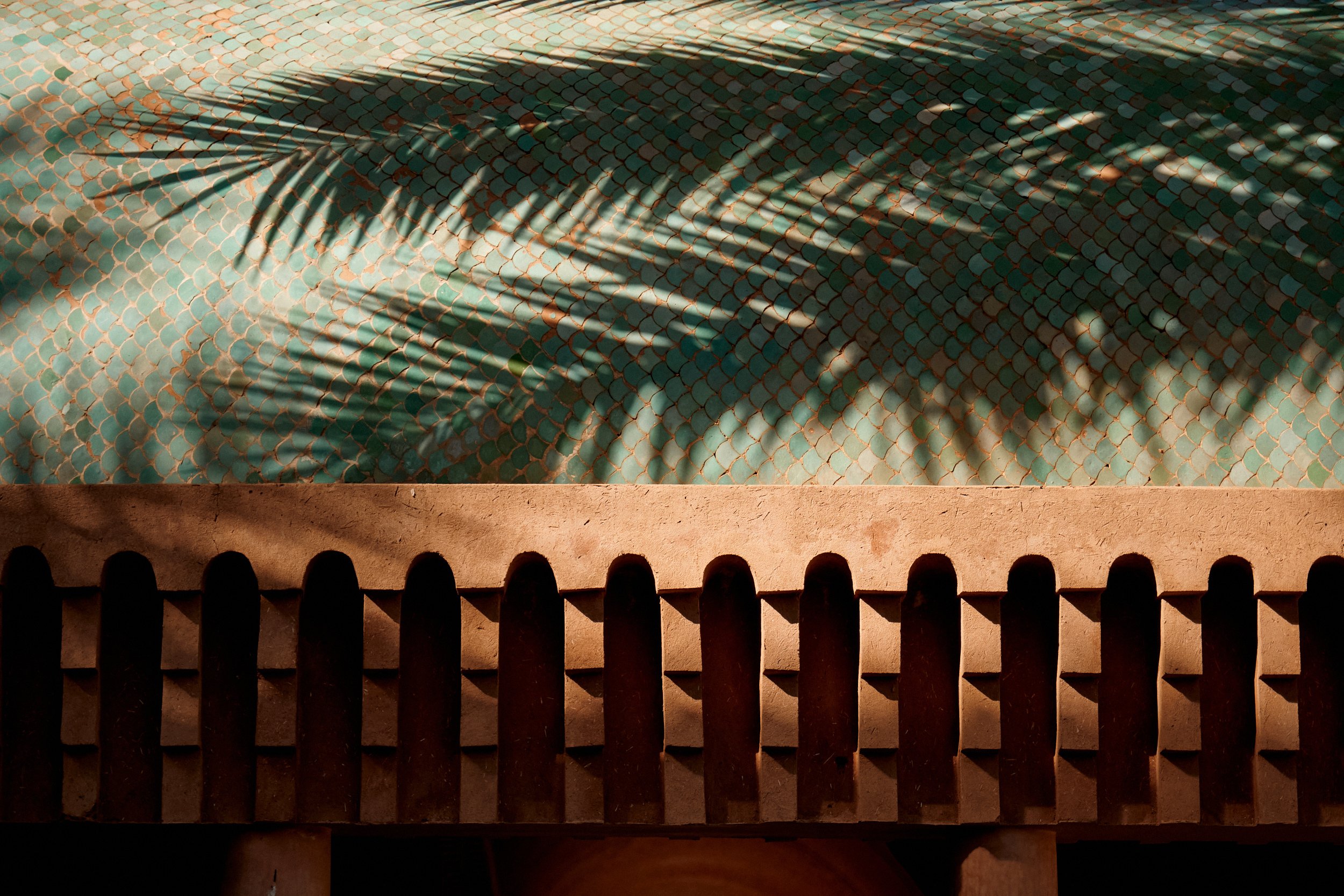 Typisch Marokkaanse architectuur van het Amanjena Resort door botanisch fotograaf Boudewijn Boer.