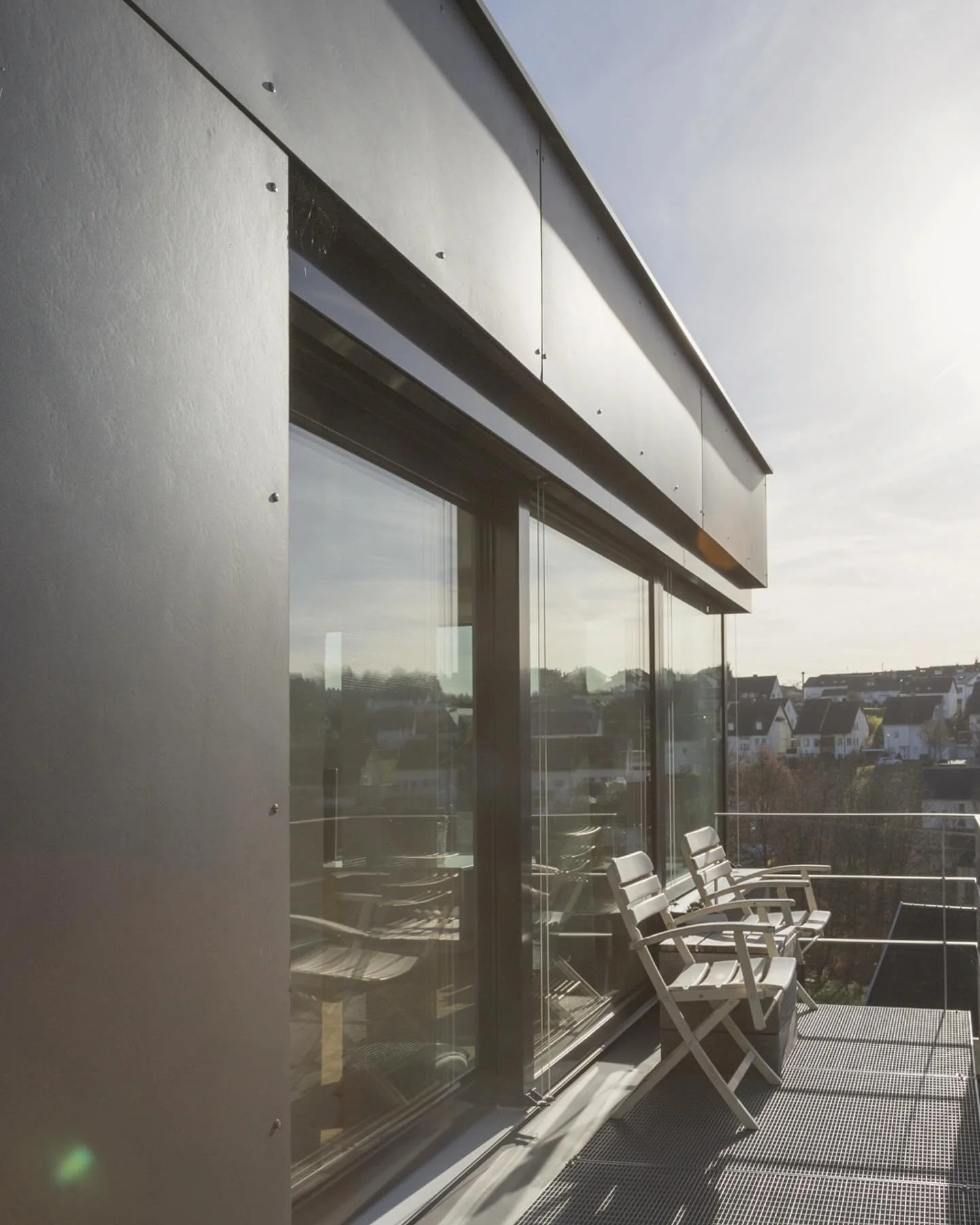 Los geht&rsquo;s in den Freitag! Genie&szlig;t die Herbst-Sonne und startet entspannt ins Wochenende! 

#happyfriday #wochenede #sunny #architektur #architecture #innenarchitektur  #studionestel #n&uuml;rtingen