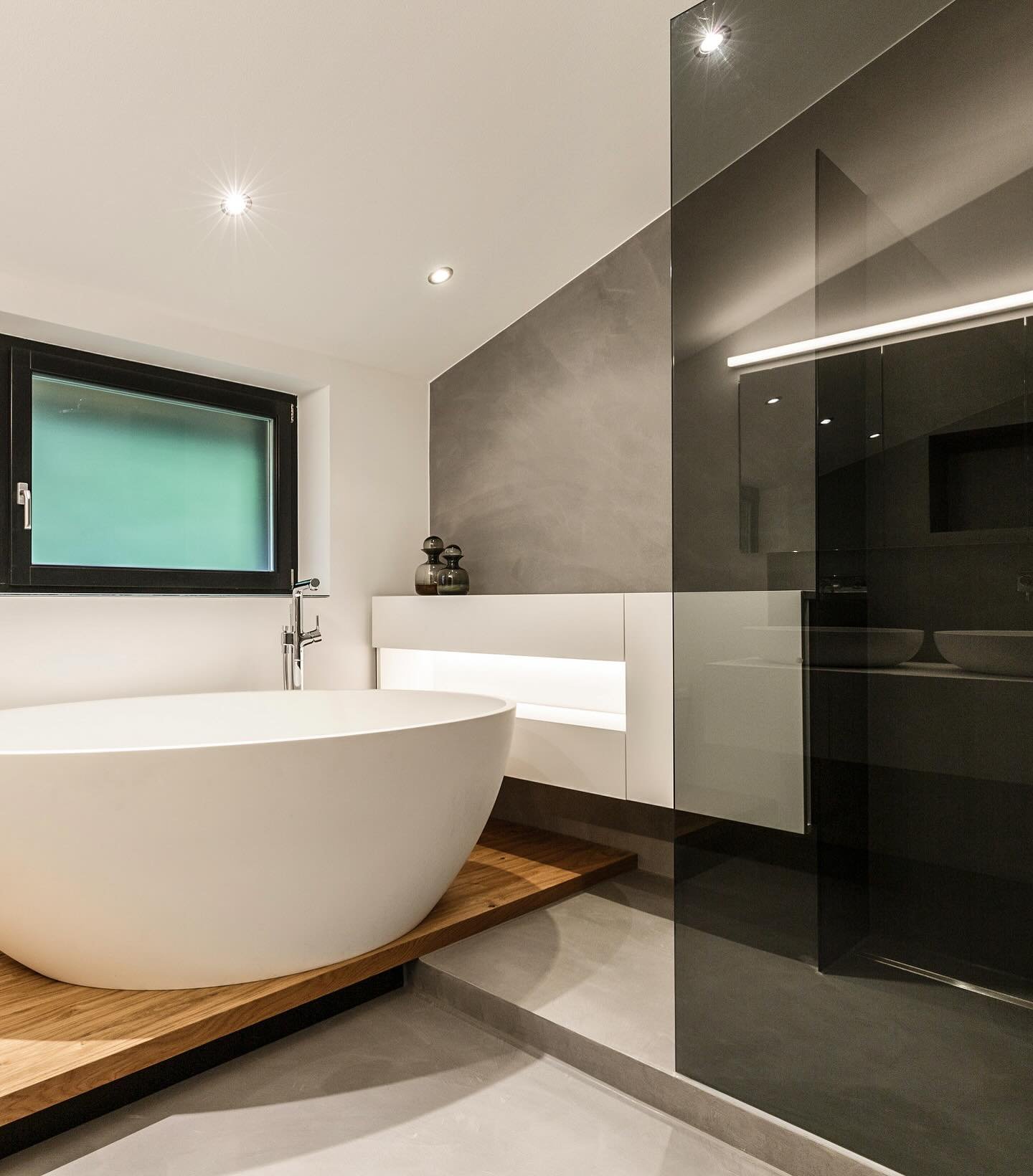 M&ouml;glichst wenig visuelles Chaos f&uuml;r eine ruhige Atmosph&auml;re und eine R&uuml;ckwirkung des Raums &ndash; das war der Gedanke bei der Gestaltung dieses Badezimmers.
Das Bad ist meist der erste und letzte Raum des Tages. Hier wird durch di