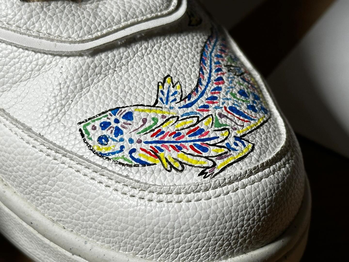 Personalizzazione di scarpe a tema axolotl stilizzato