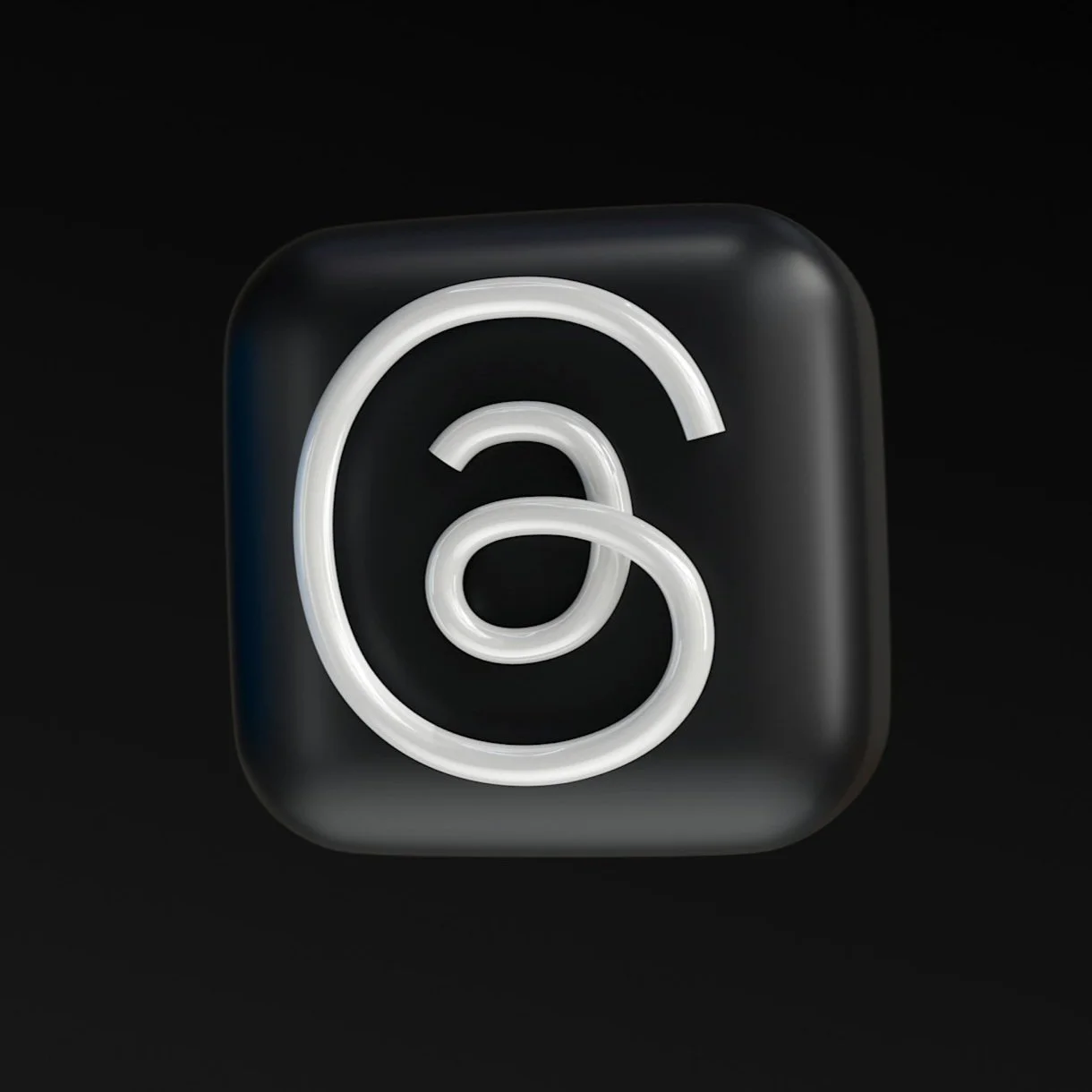 Logo di threads con una "a" stilizzata su sfondo nero.