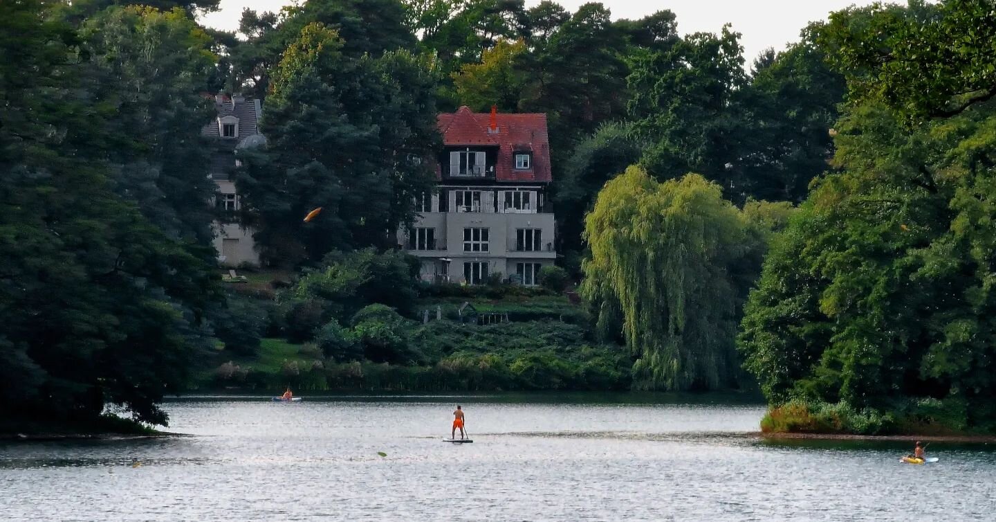 Life in the suburbs 🏡
.
.
.
#berlin
#berlinstagram
#germany
#deutschland
#landscapephotography
#trees
#nature
#lake
#naturelovers
#sup
#houseinthewoods
