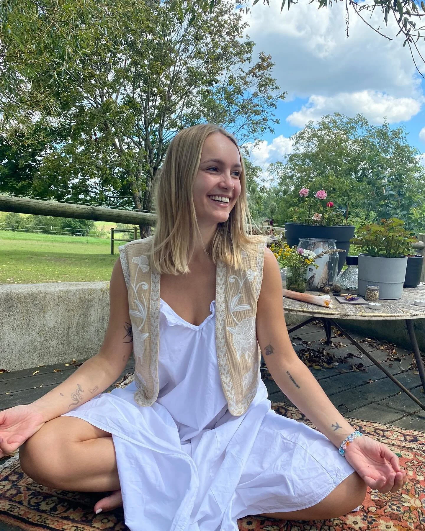 all I know is flow 〰️

still on summer break 🌞 

but feeling like doing an inbetween august dump real quick, acknowledging all the things that are moving and flowing and realigning 

- I held my final session at @thebravespace_ 🕯️
- I decided to mo