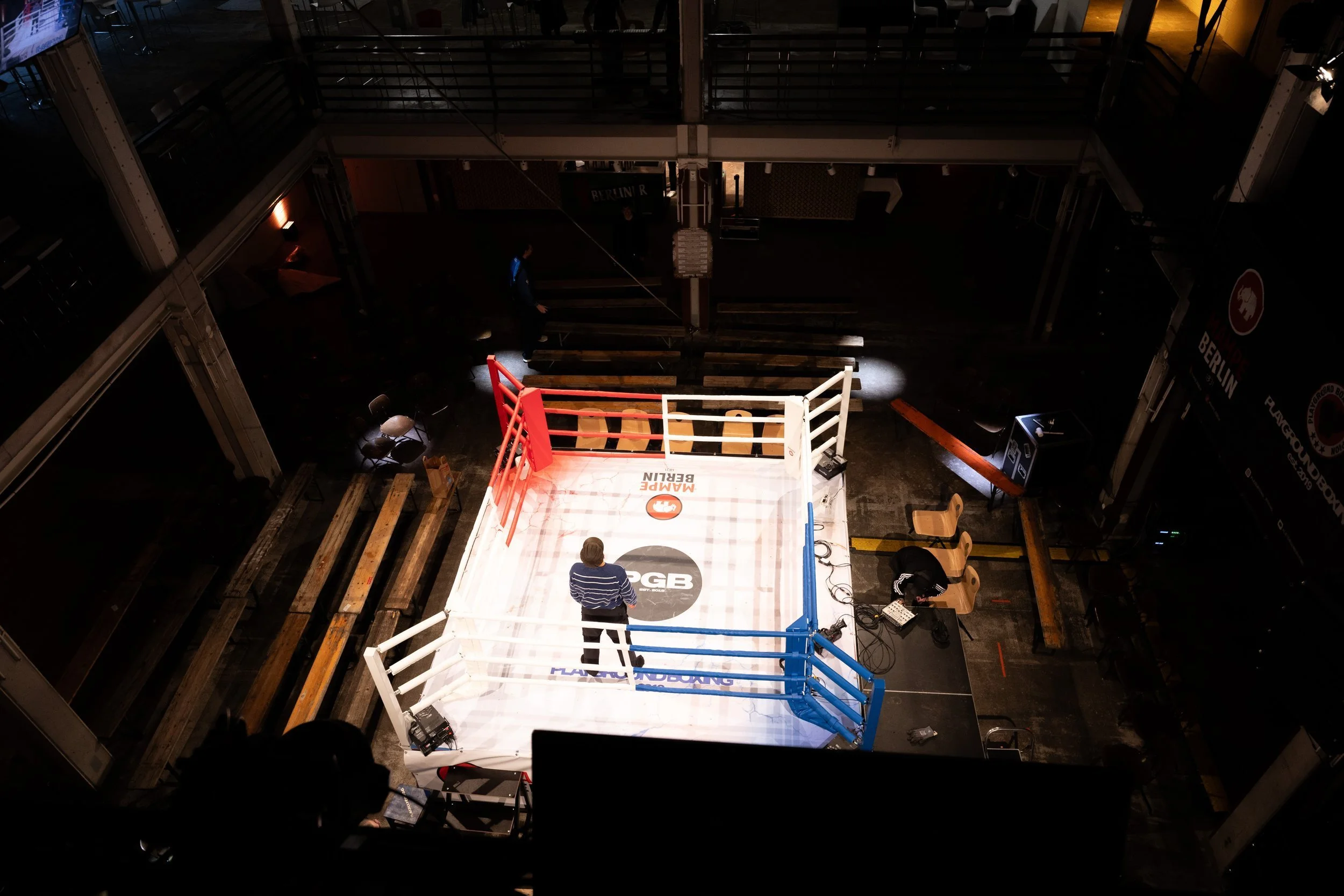 Ring von oben im dunklen Saal vor dem Kampf, Fight Night in Berlin