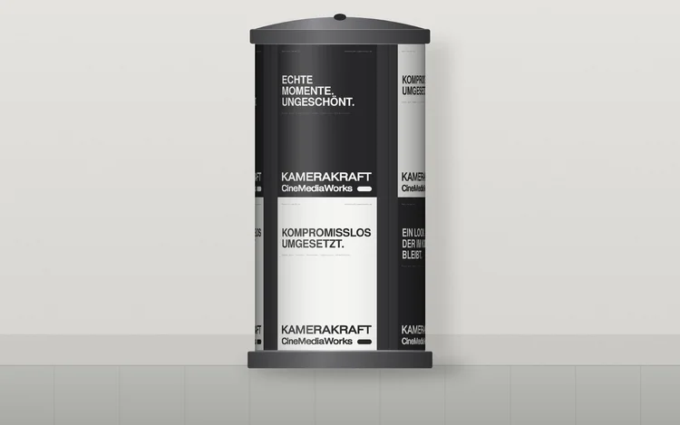 Entwurf: KameraKraft auf einer Litfaßsäule