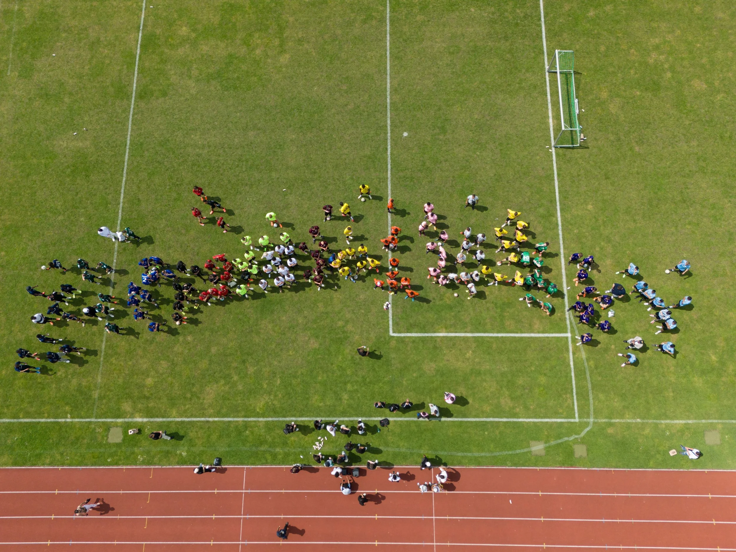Luftaufnahme des 030-Cups in Berlin: Teams auf dem Fußballplatz